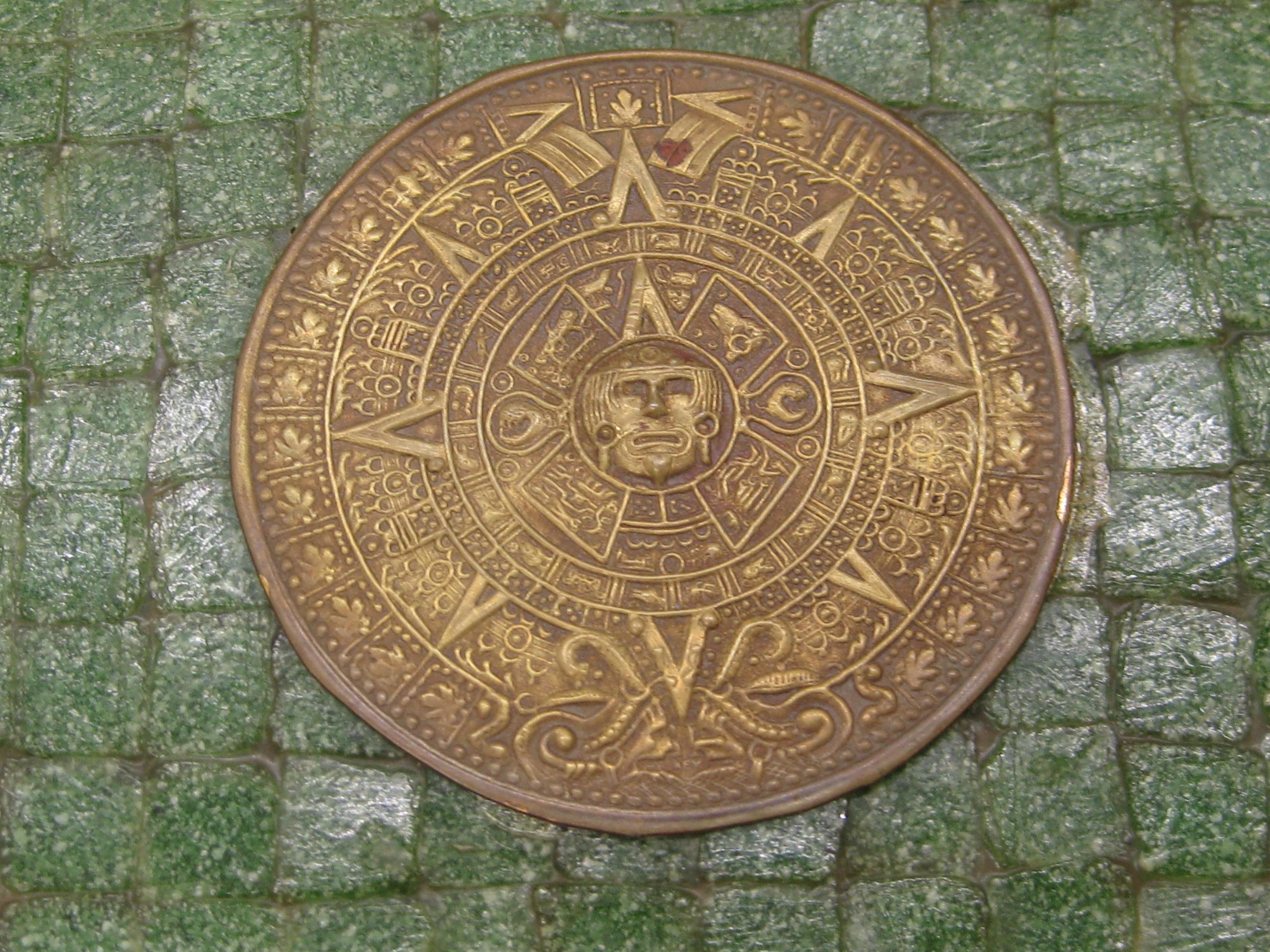 Calendario azteca hecho a mano México Piedra Latón Escritorio Baratija Cigarrera en Bueno estado para la venta en San Diego, CA