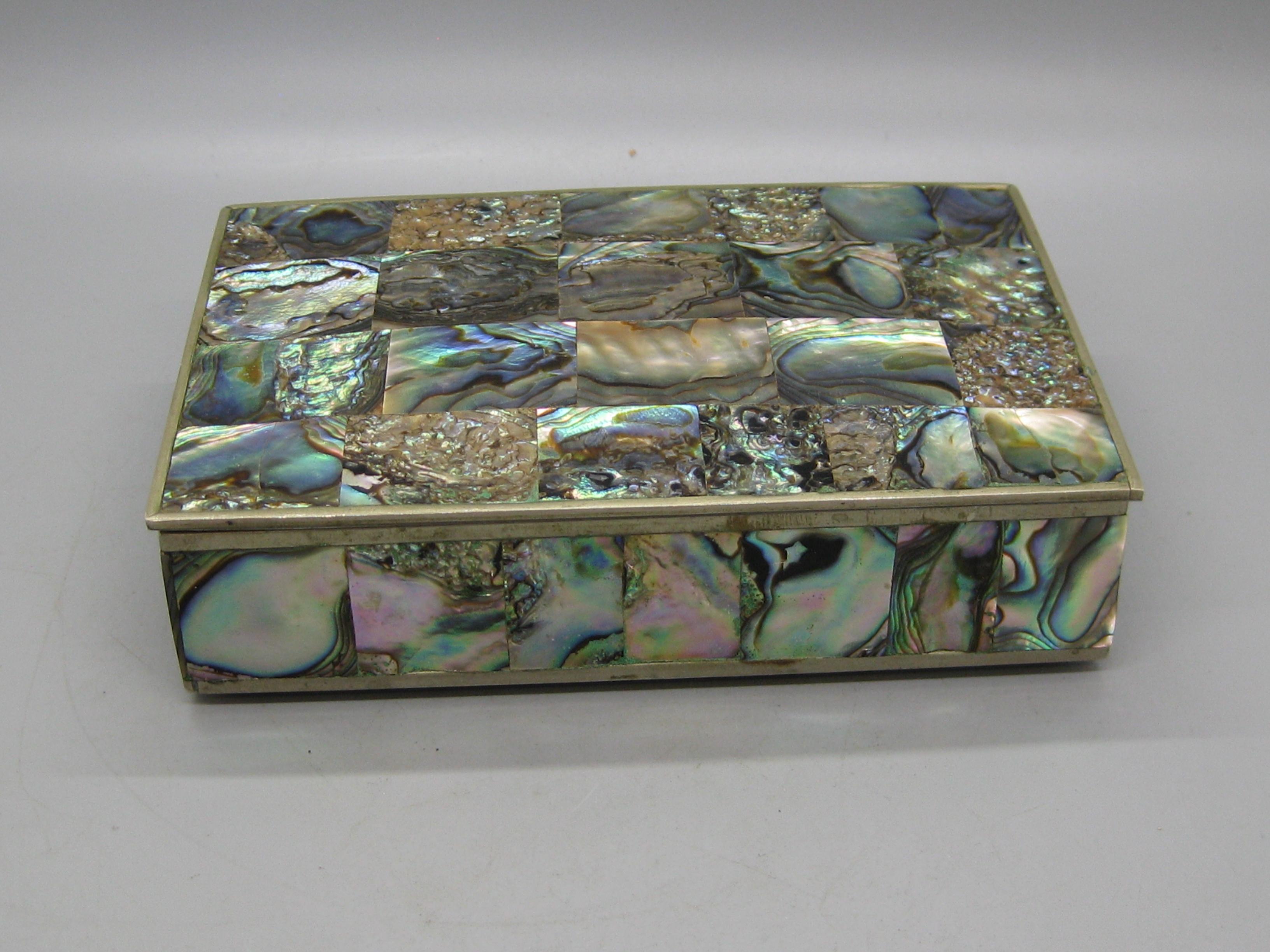 Bellissimo portasigarette decorativo realizzato a mano in metallo misto e conchiglia di abalone naturale con intarsio di piastrelle. Realizzato in metallo color argento 
