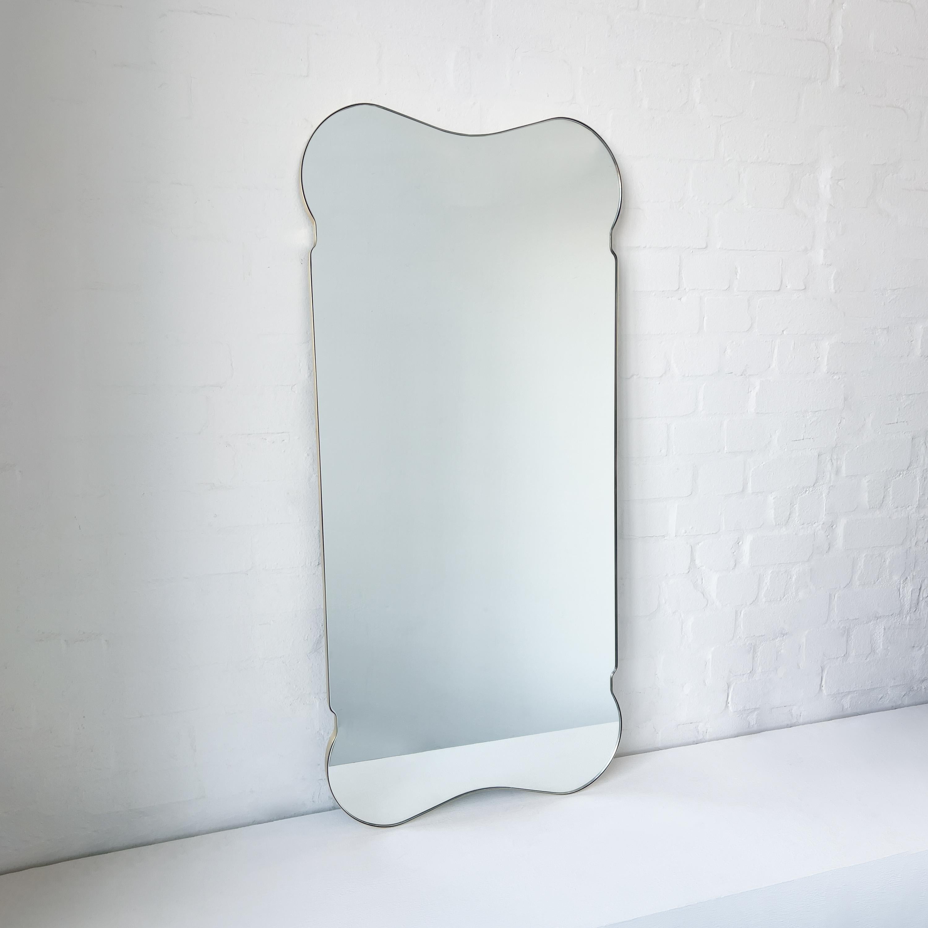 Wandspiegel im Stil der Jahrhundertmitte mit einem minimalistischen Rahmen aus gebürstetem Messing. Handgefertigt und entworfen in London, UK. Dieser Spiegel ist vollständig anpassbar.

Abmessungen des Spiegels: H 120cm x B 55cm x T 2.4cm / H 47.2in