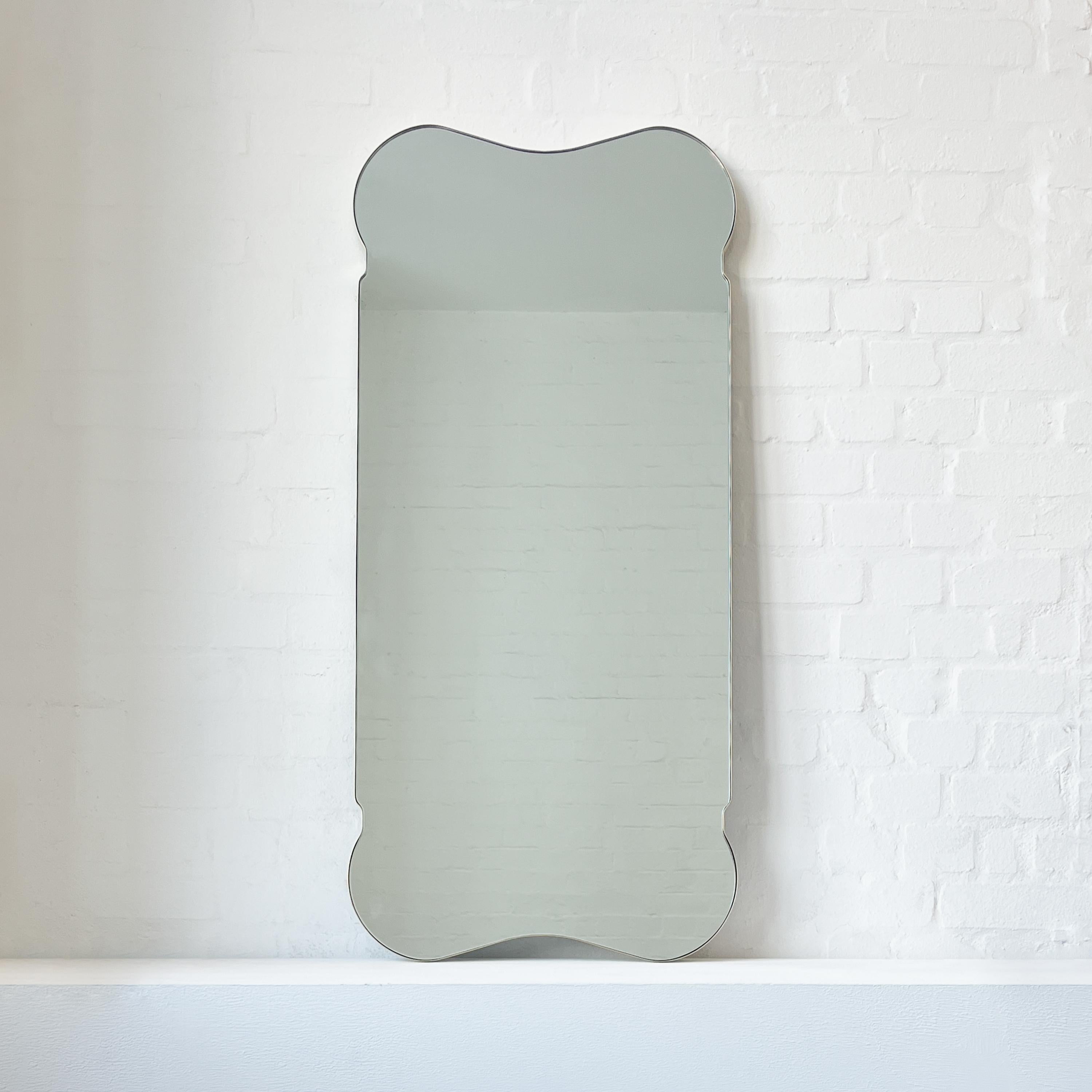 Handcrafted Mid Century Freiform-Spiegel mit Messingrahmen - Vintage Five im Zustand „Neu“ im Angebot in London, GB
