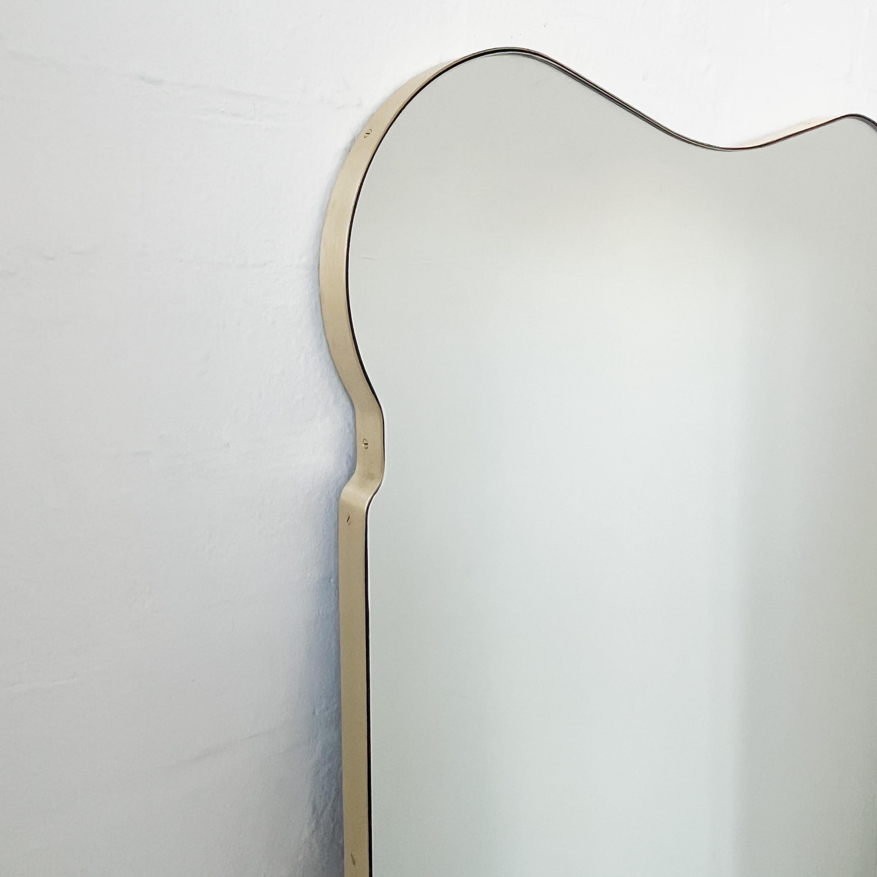Handcrafted Mid Century Freiform-Spiegel mit Messingrahmen - Vintage Five (21. Jahrhundert und zeitgenössisch) im Angebot