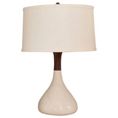 Lámpara de mesa artesanal de porcelana y nogal inspirada en la mitad del siglo XX