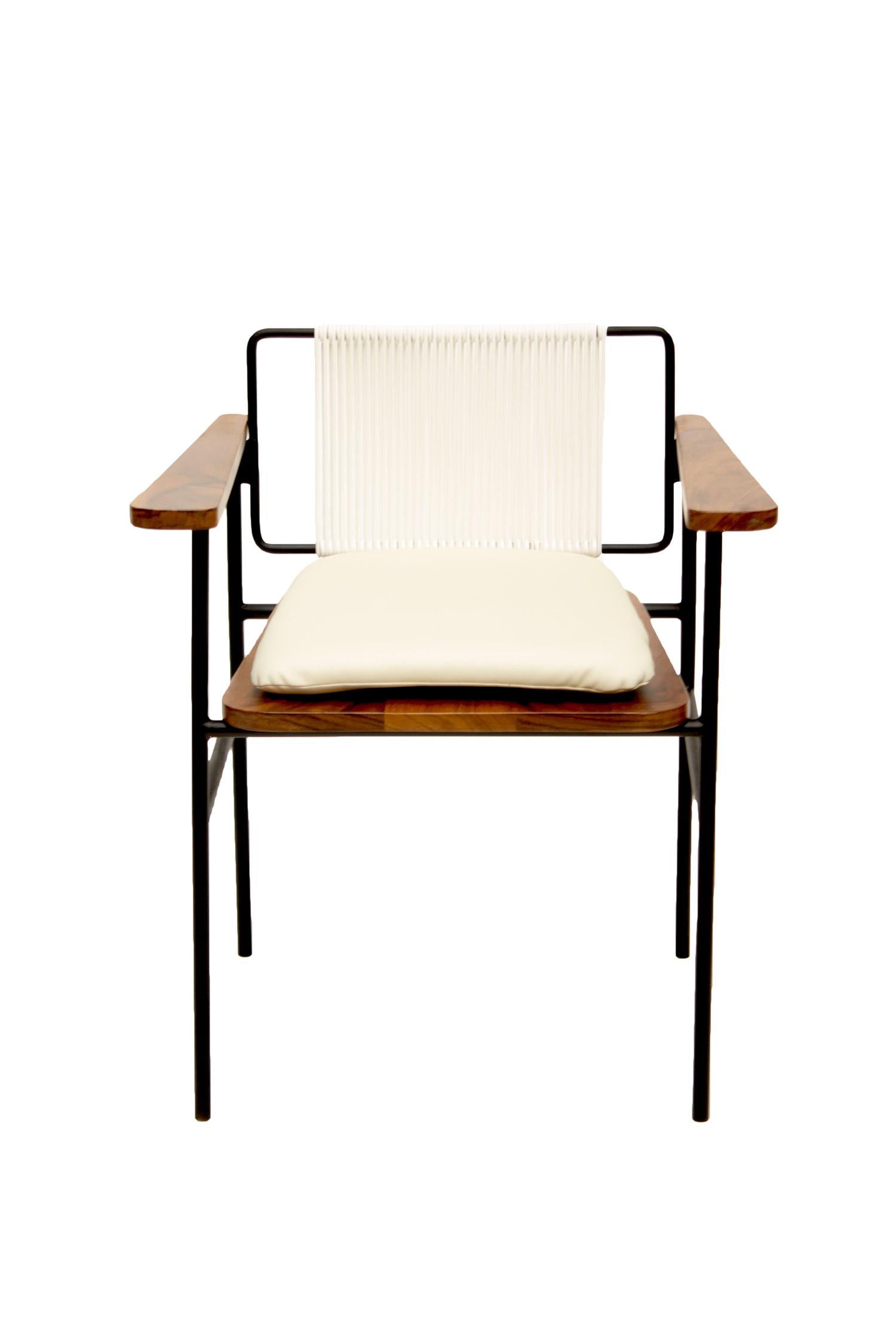 Une création de León Design/One de Mexico : un chef-d'œuvre d'assise unique en son genre, fabriqué avec de l'acier et du bois tropical de parota.

Cette chaise exceptionnelle présente une assise et des accoudoirs en bois de parota méticuleusement