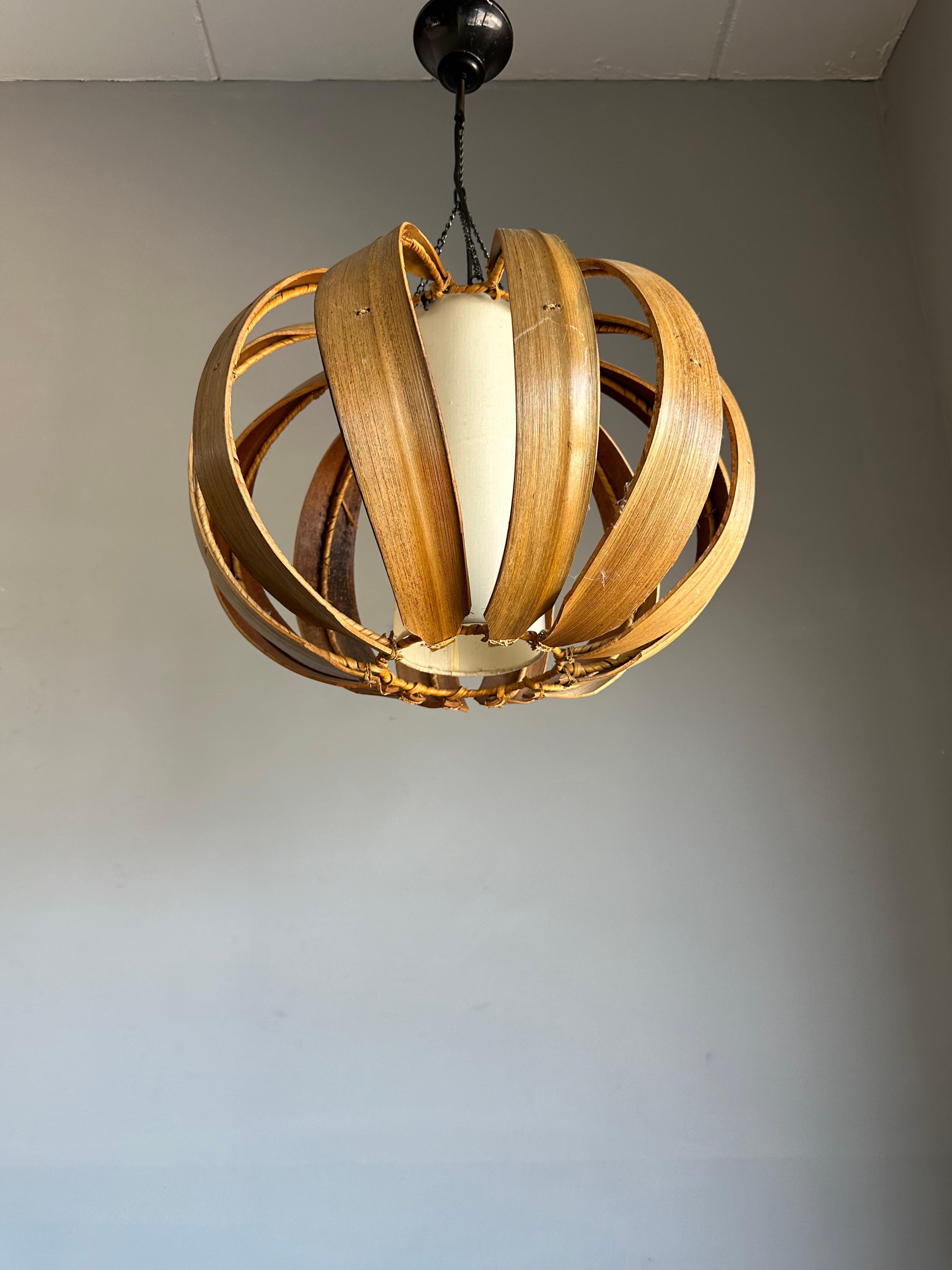 Wonderfully stylish and beautifully handcrafted, midcentury pendant.

This 1980s pendant is perfect for bringing light to your midcentury, but also to your (organic) modern day kitchen table, living room, bedroom, etc. The beautifully designed