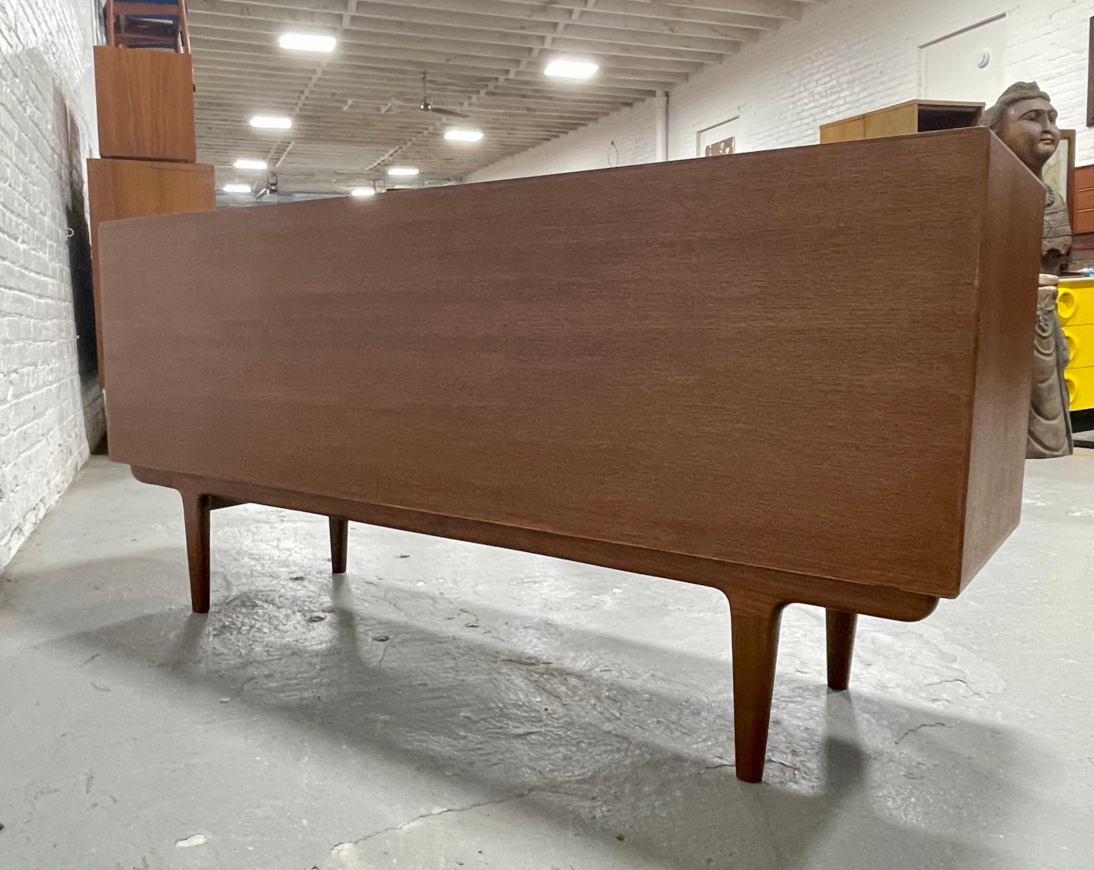 Crédence / Meuble multimédia de style danois, fabriqué à la main et de style moderne du milieu du siècle dernier en vente 6