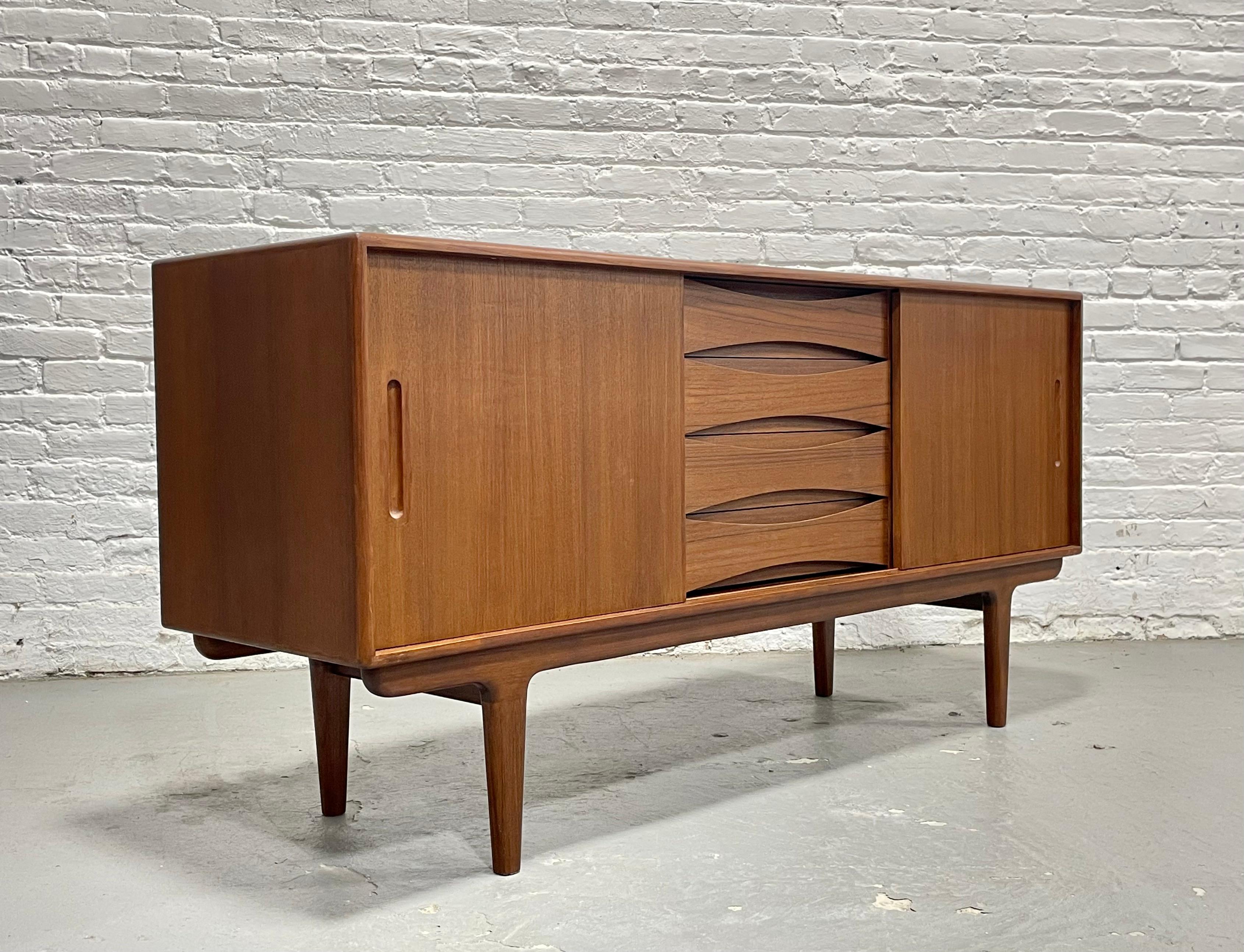 Mid-Century Modern Crédence / Meuble multimédia de style danois, fabriqué à la main et de style moderne du milieu du siècle dernier en vente