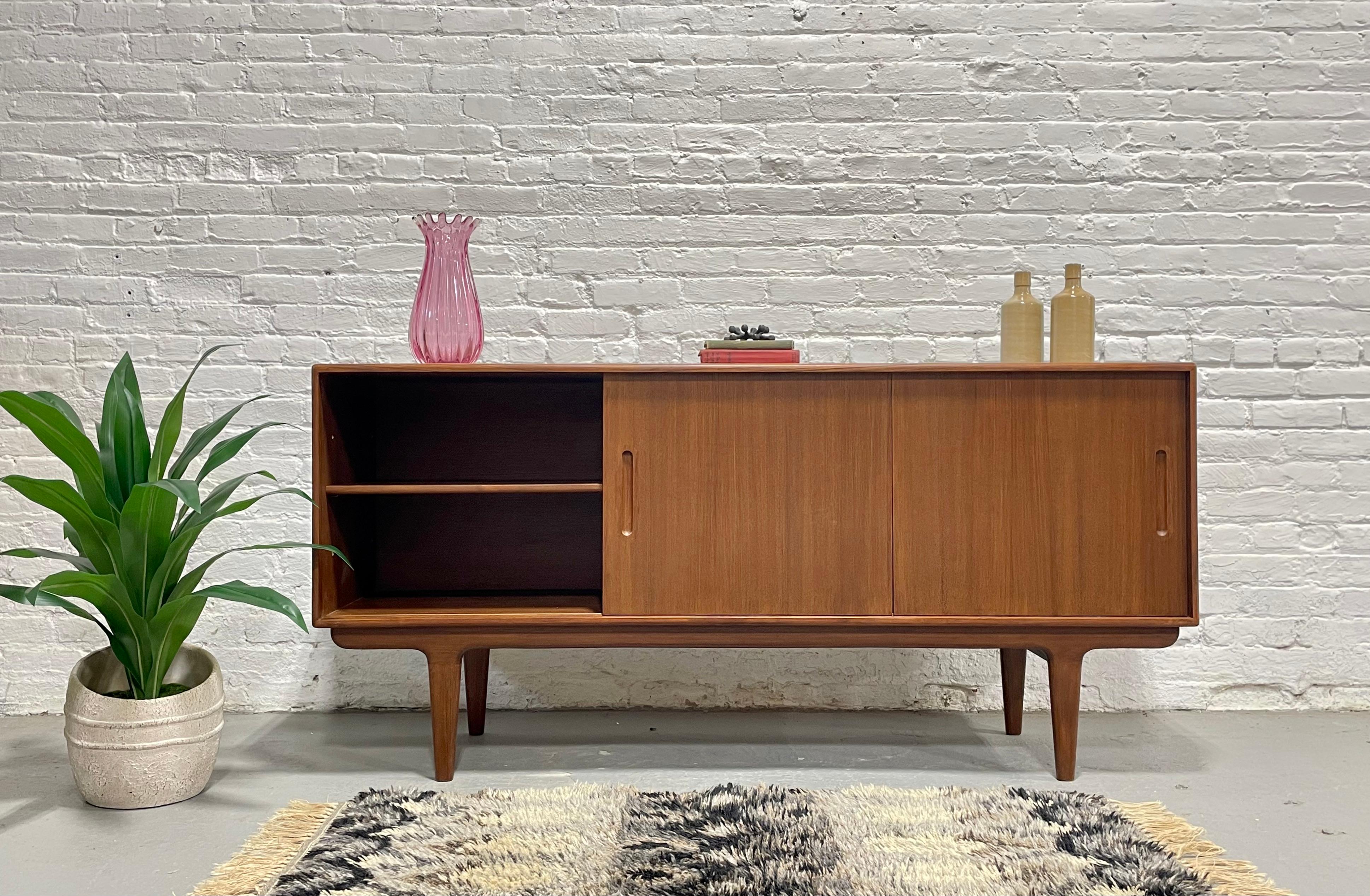 Crédence / Meuble multimédia de style danois, fabriqué à la main et de style moderne du milieu du siècle dernier Neuf - En vente à Weehawken, NJ