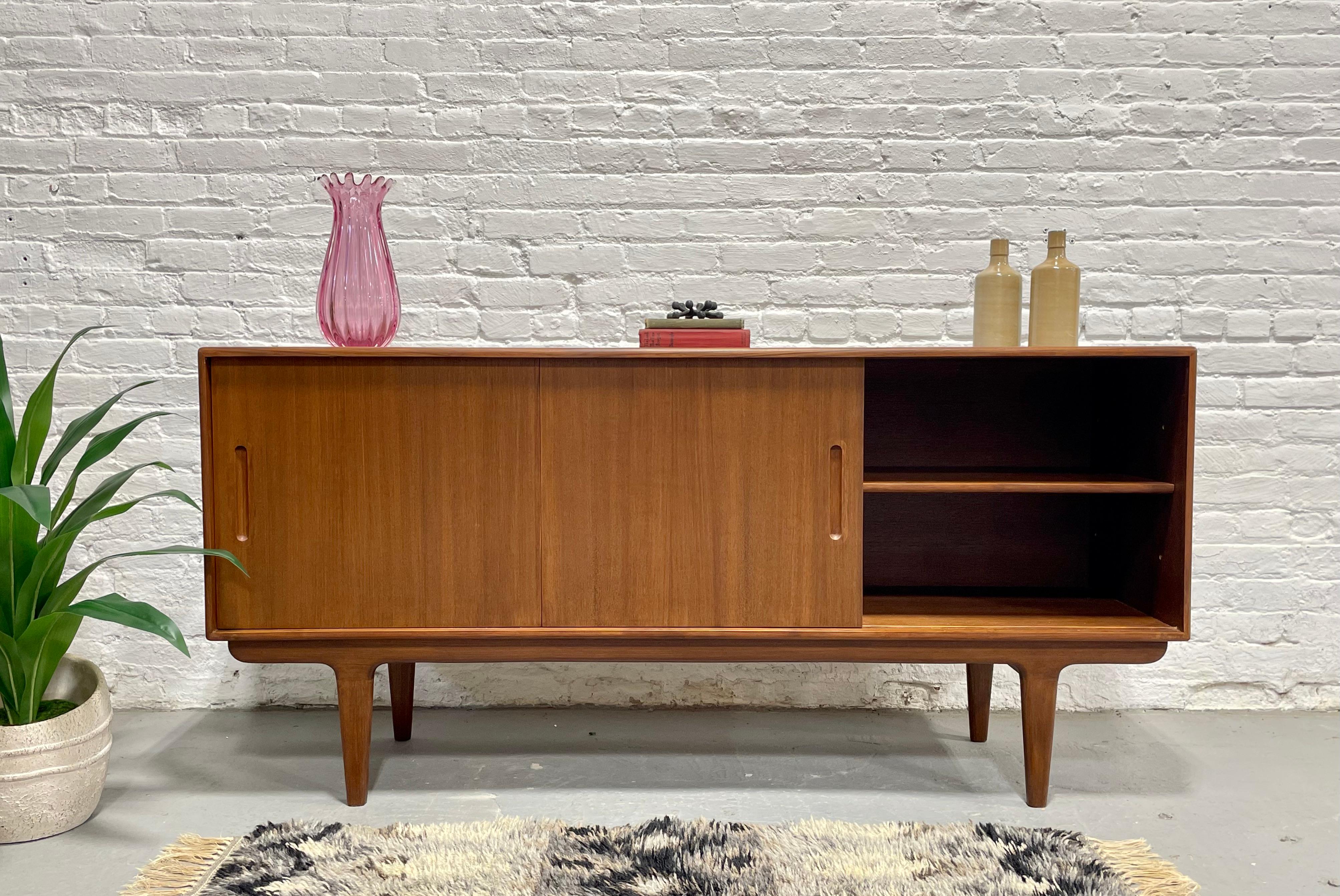 XXIe siècle et contemporain Crédence / Meuble multimédia de style danois, fabriqué à la main et de style moderne du milieu du siècle dernier en vente