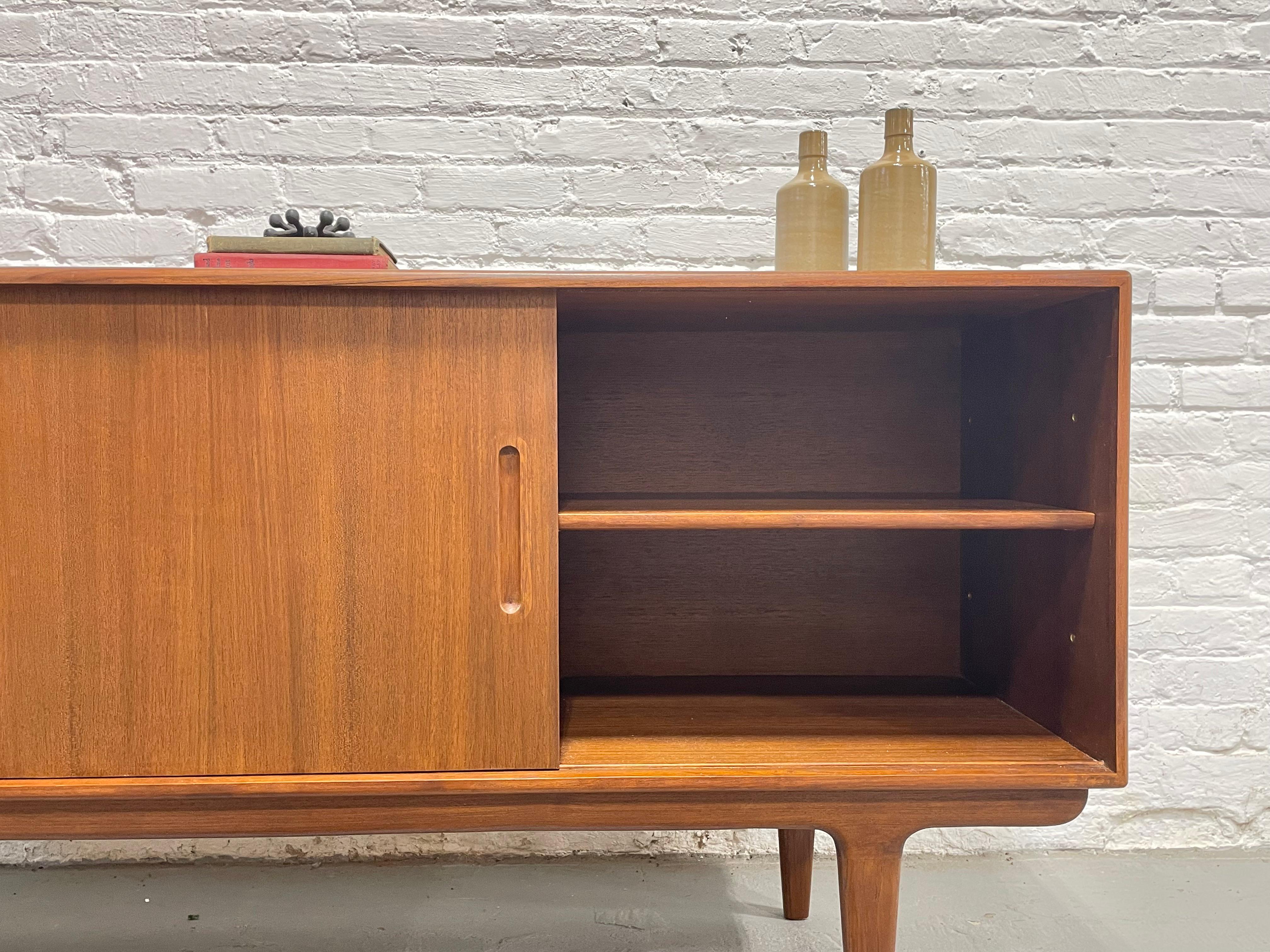 Teck Crédence / Meuble multimédia de style danois, fabriqué à la main et de style moderne du milieu du siècle dernier en vente
