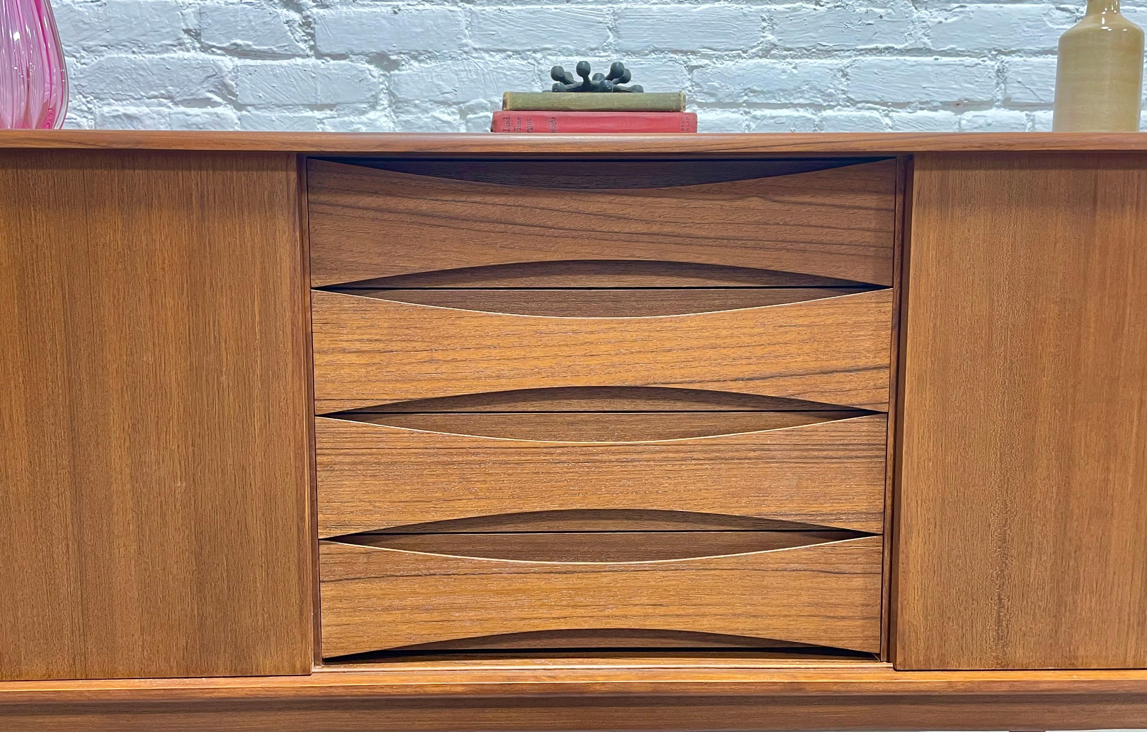 Crédence / Meuble multimédia de style danois, fabriqué à la main et de style moderne du milieu du siècle dernier en vente 1