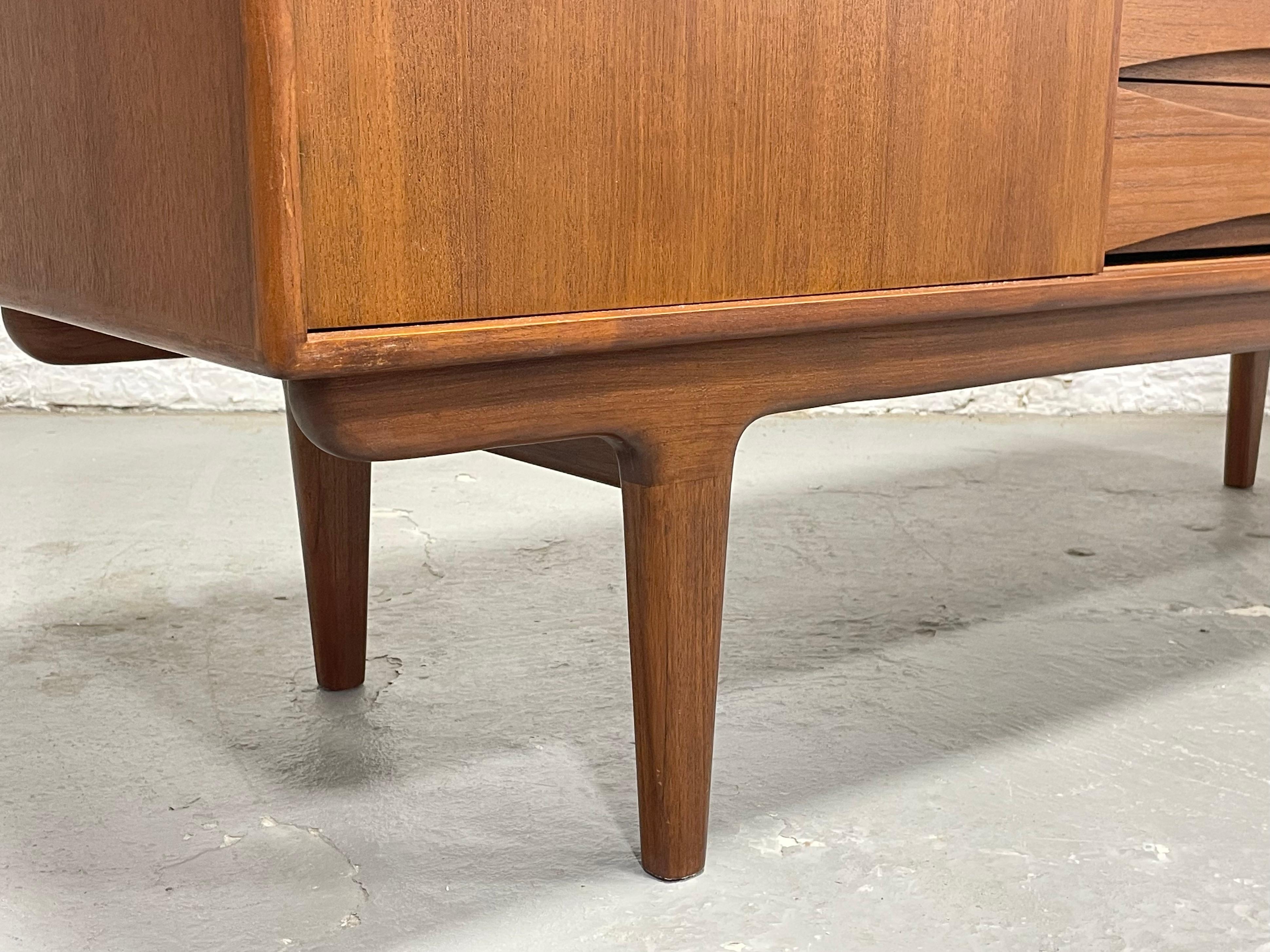 Crédence / Meuble multimédia de style danois, fabriqué à la main et de style moderne du milieu du siècle dernier en vente 2