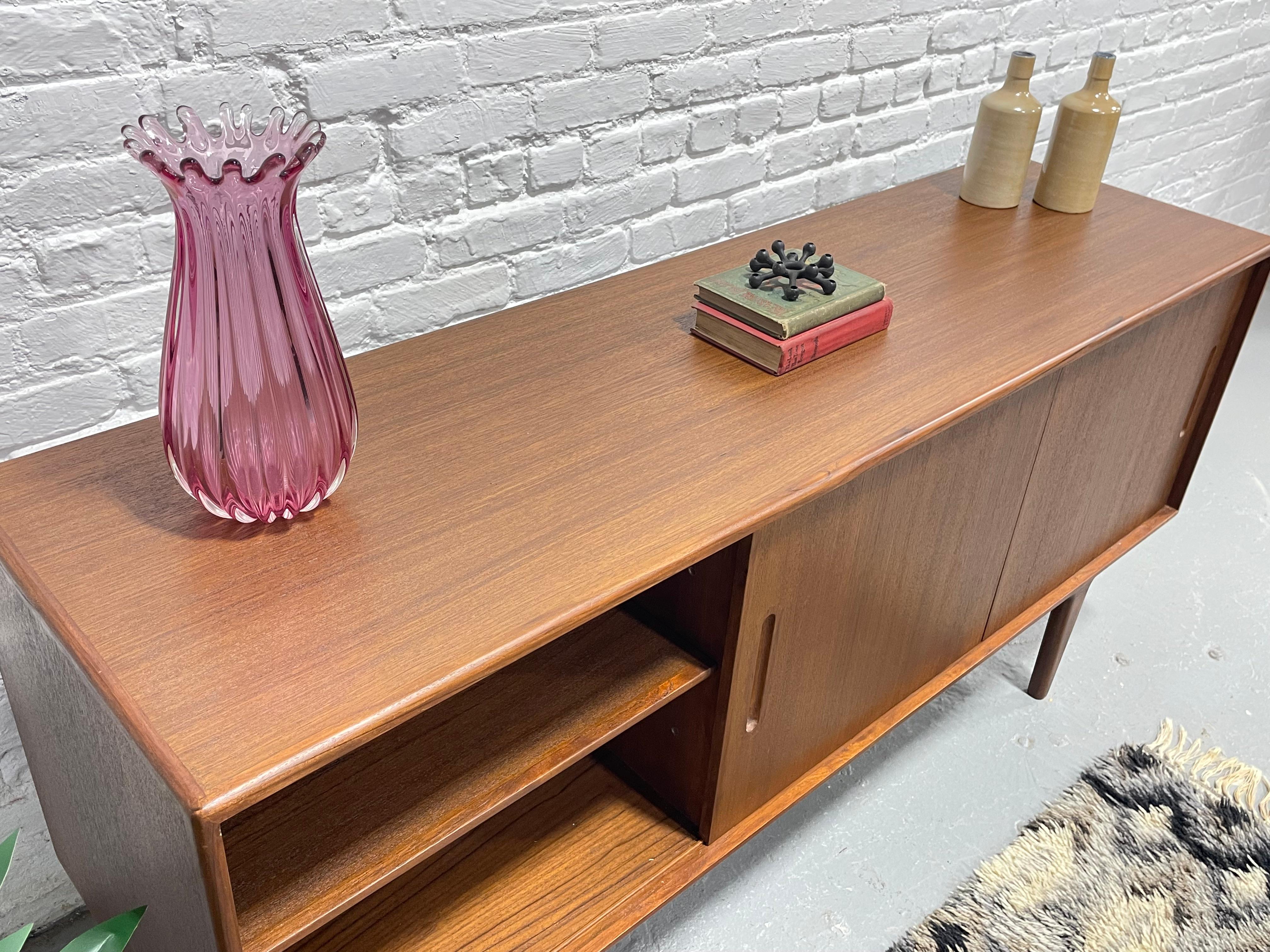 Crédence / Meuble multimédia de style danois, fabriqué à la main et de style moderne du milieu du siècle dernier en vente 3