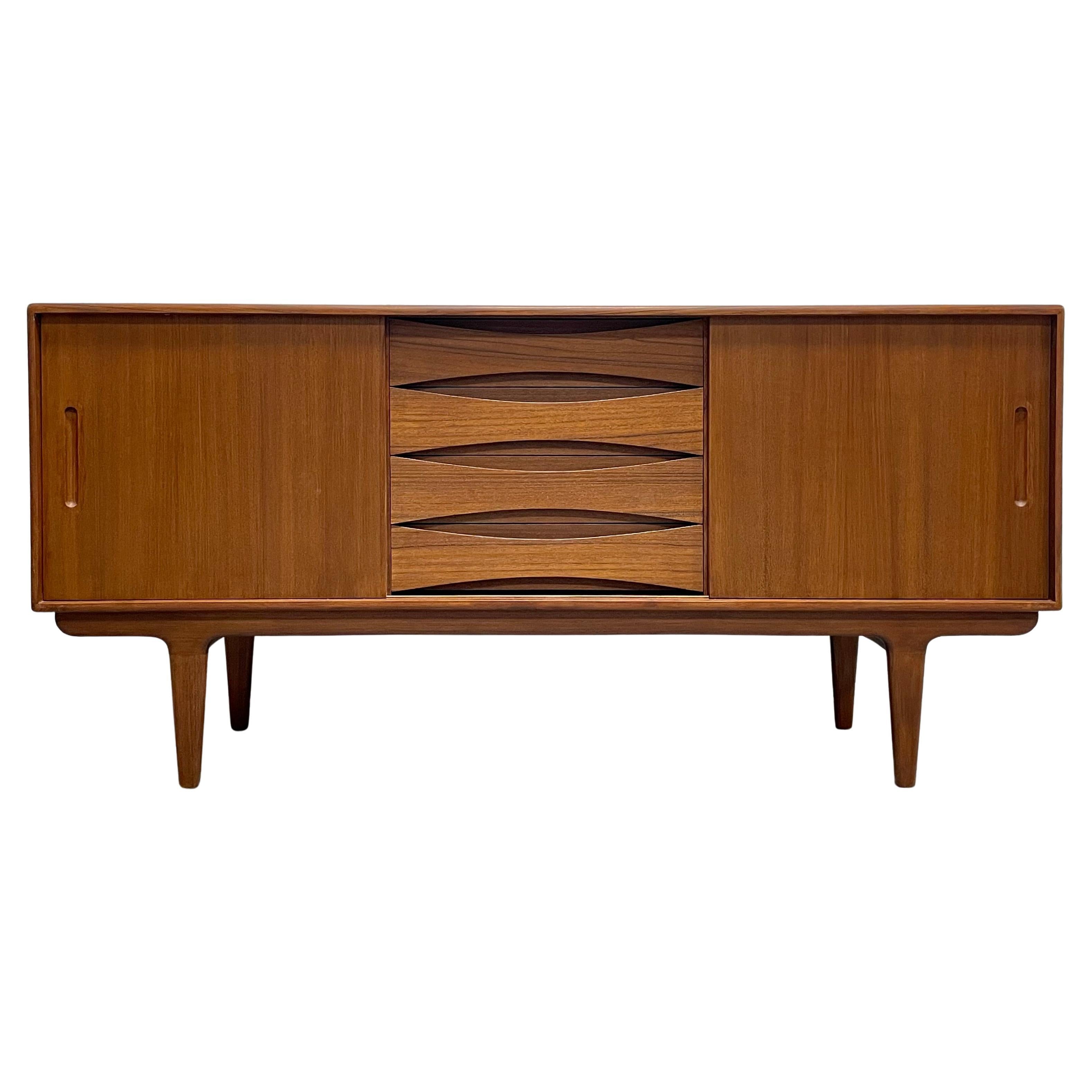 Crédence / Meuble multimédia de style danois, fabriqué à la main et de style moderne du milieu du siècle dernier en vente