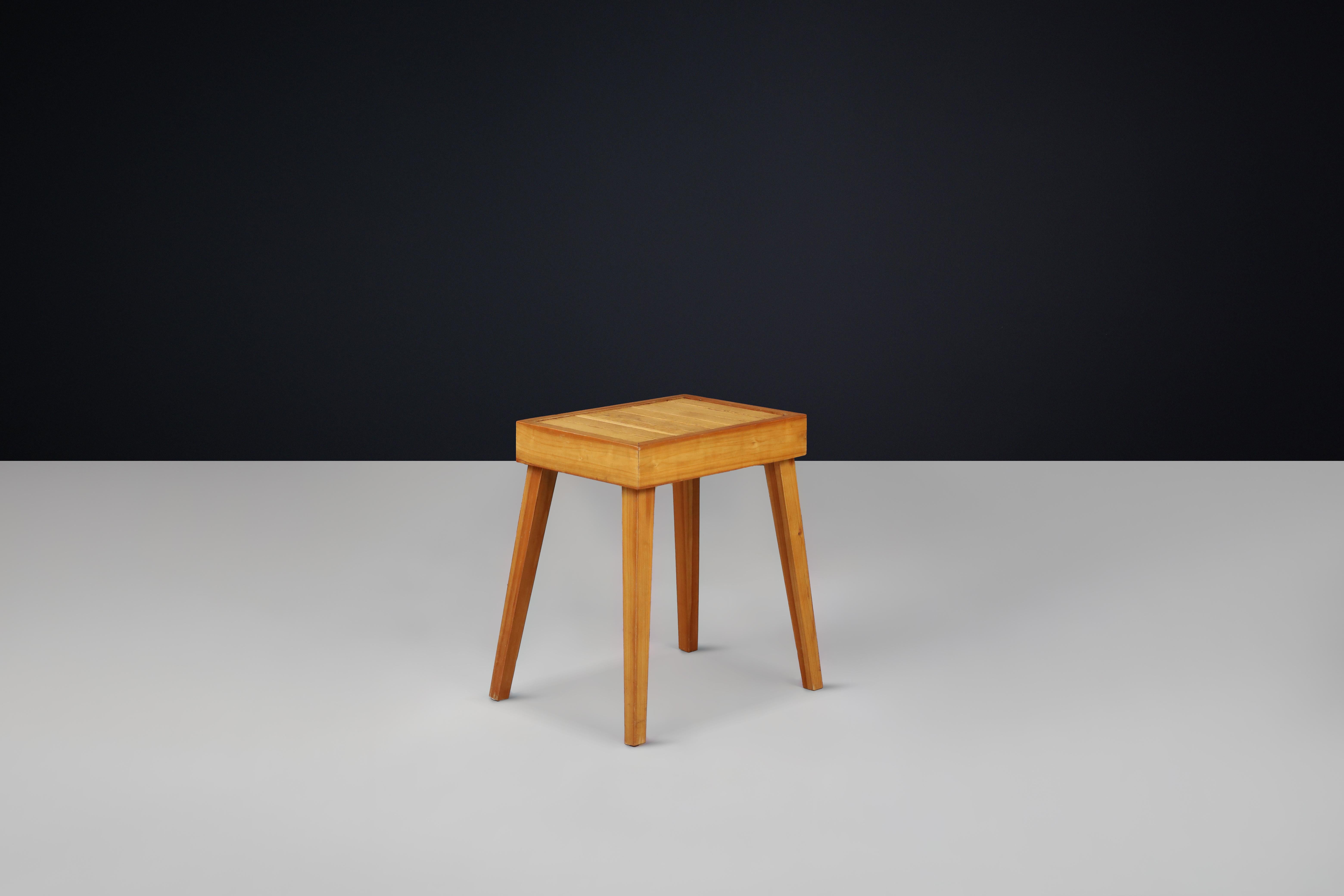Tabouret ou table d'appoint en bois d'orme à lattes, fabriqué à la main au milieu du siècle dernier, France, 1960 en vente 4