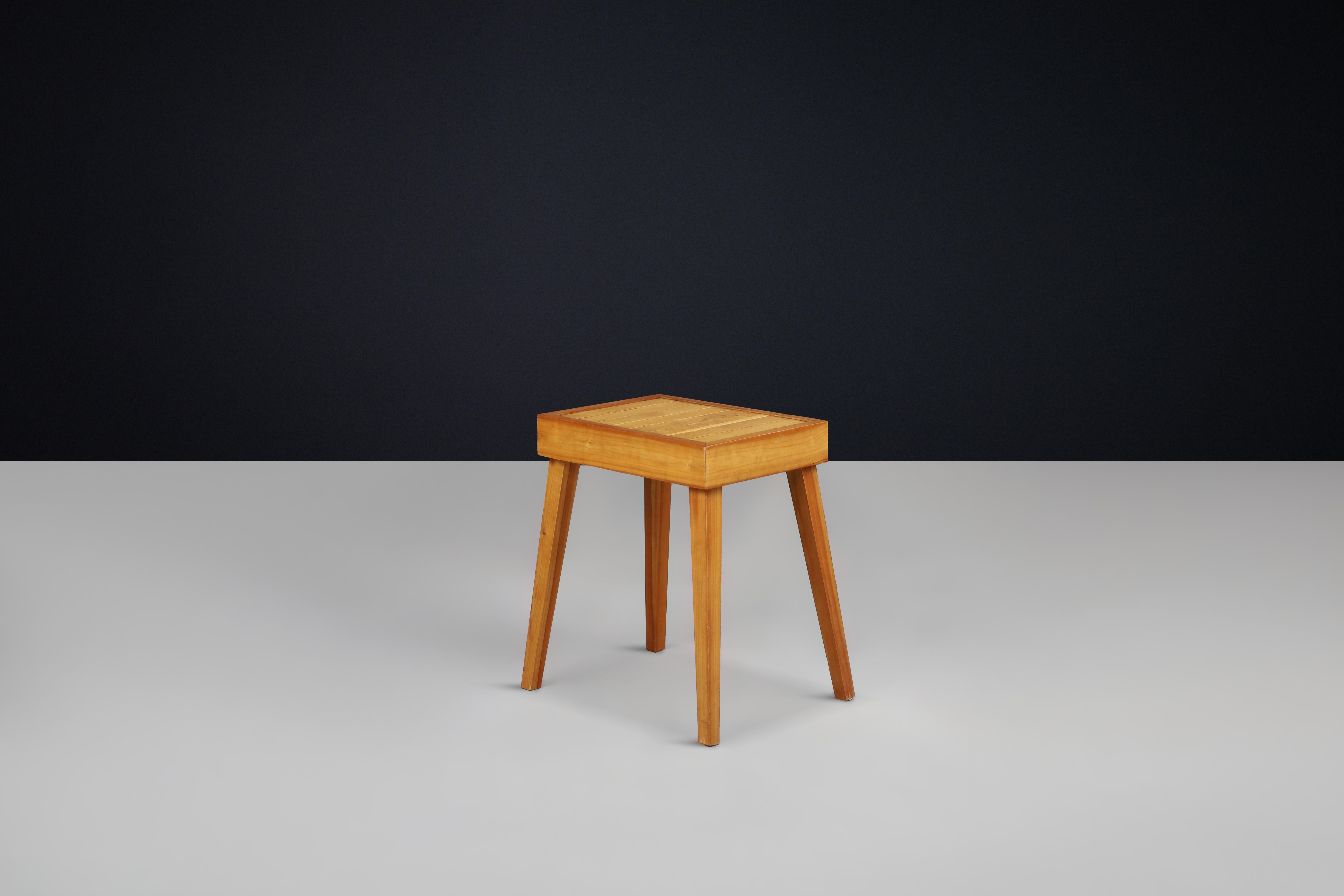Mid-Century Modern Tabouret ou table d'appoint en bois d'orme à lattes, fabriqué à la main au milieu du siècle dernier, France, 1960 en vente