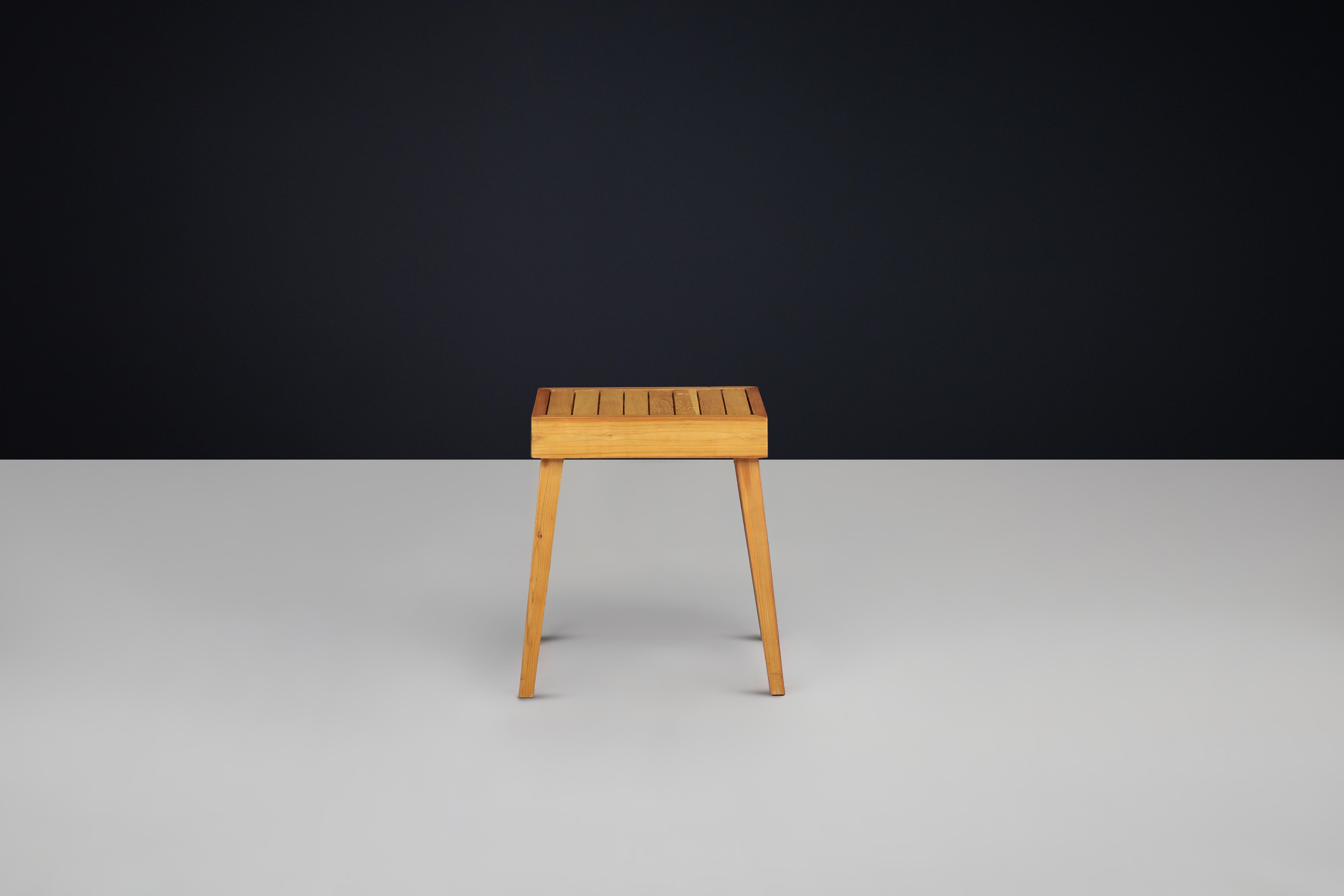 Français Tabouret ou table d'appoint en bois d'orme à lattes, fabriqué à la main au milieu du siècle dernier, France, 1960 en vente