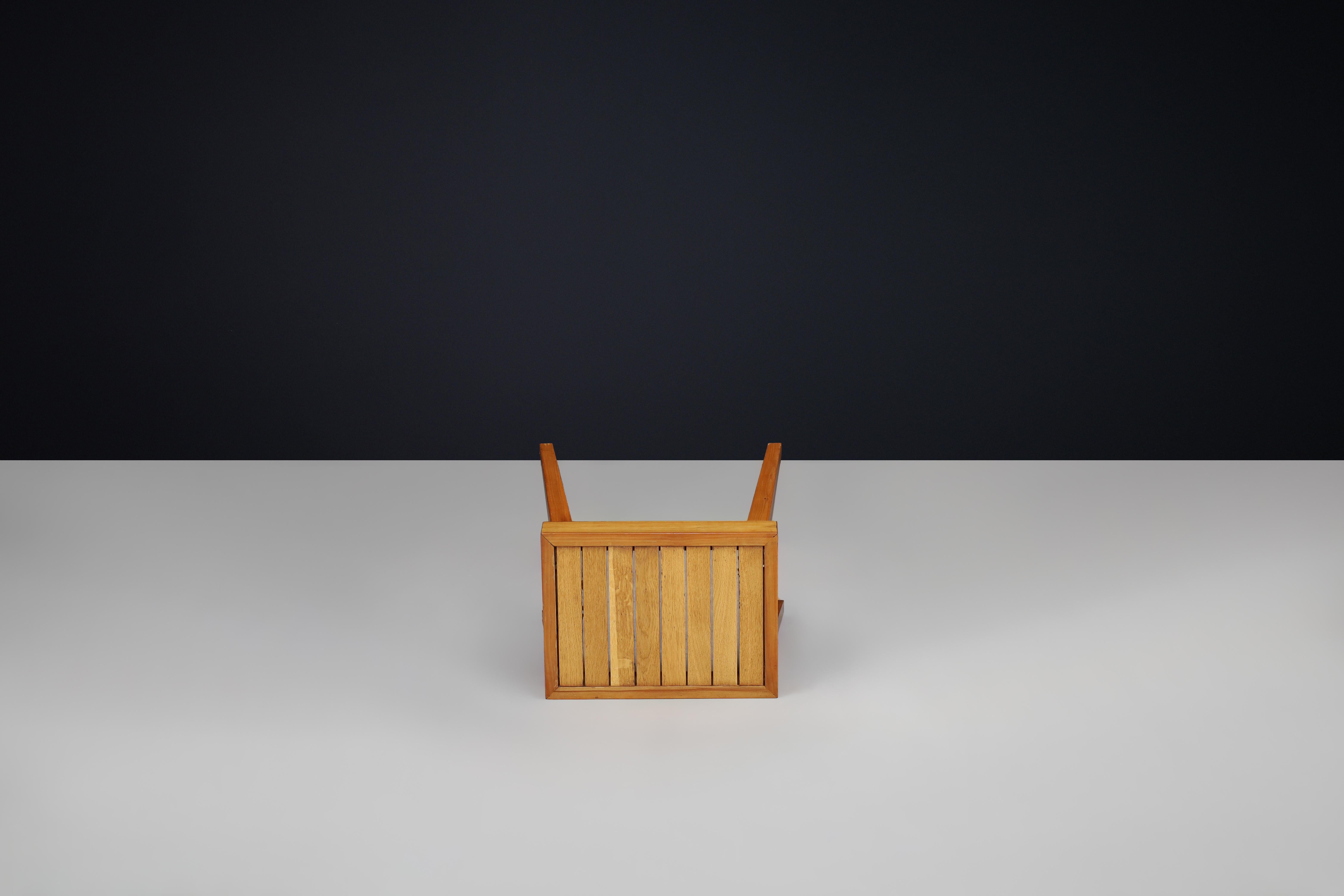 Tabouret ou table d'appoint en bois d'orme à lattes, fabriqué à la main au milieu du siècle dernier, France, 1960 Bon état - En vente à Almelo, NL