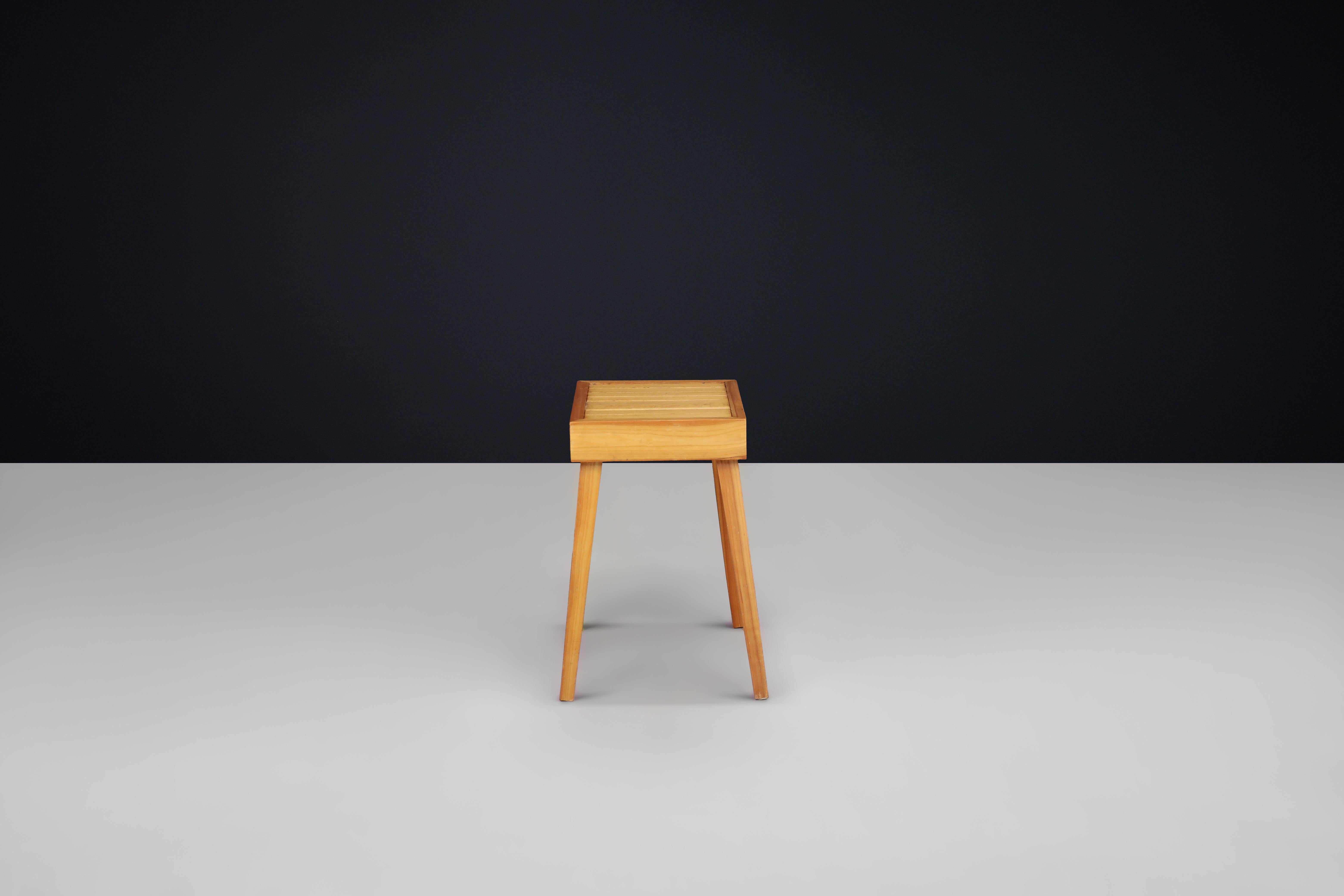 Orme Tabouret ou table d'appoint en bois d'orme à lattes, fabriqué à la main au milieu du siècle dernier, France, 1960 en vente