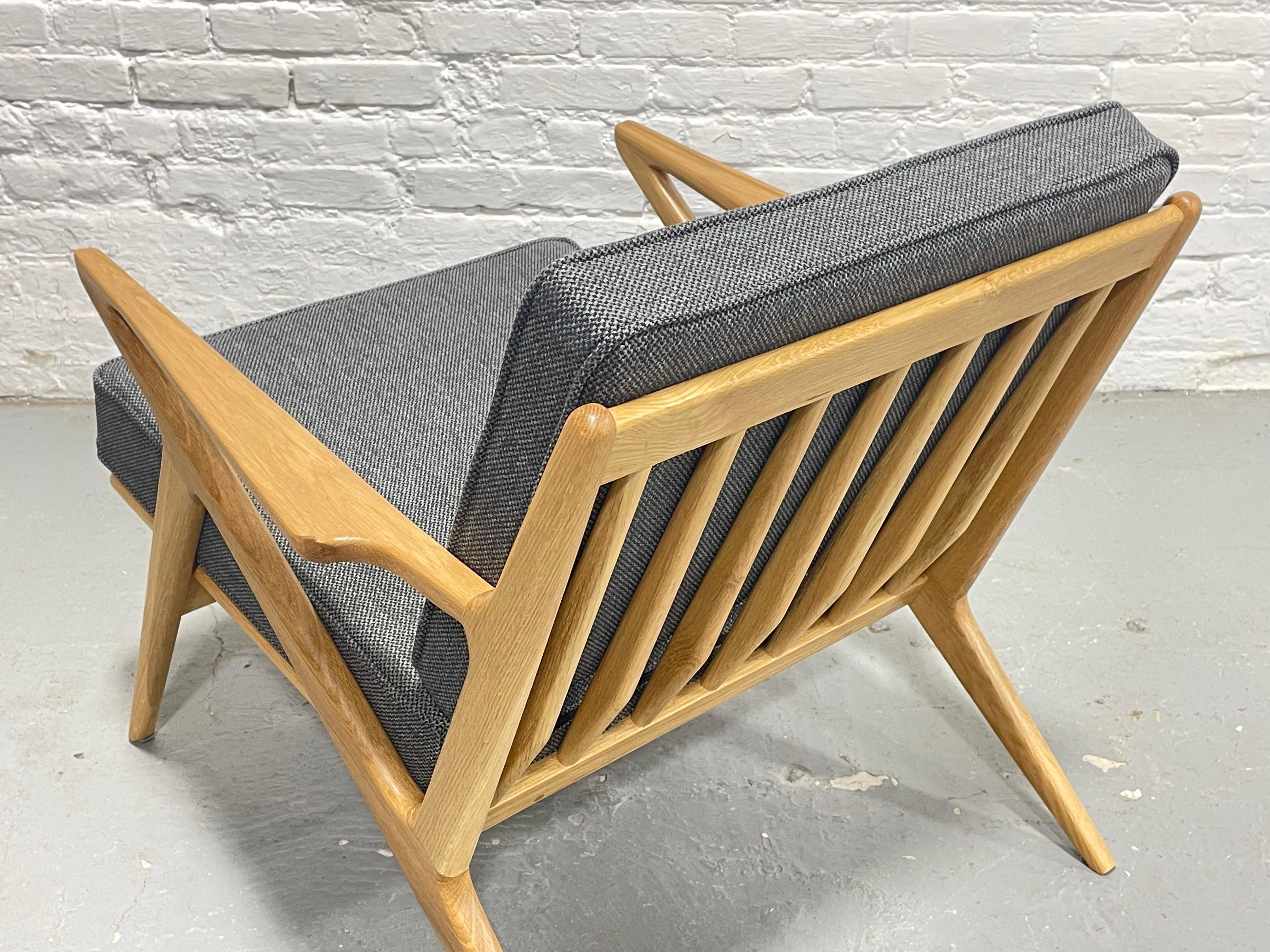 Noyer Chaise longue en chêne de style moderne du milieu du siècle, fabriquée à la main en vente