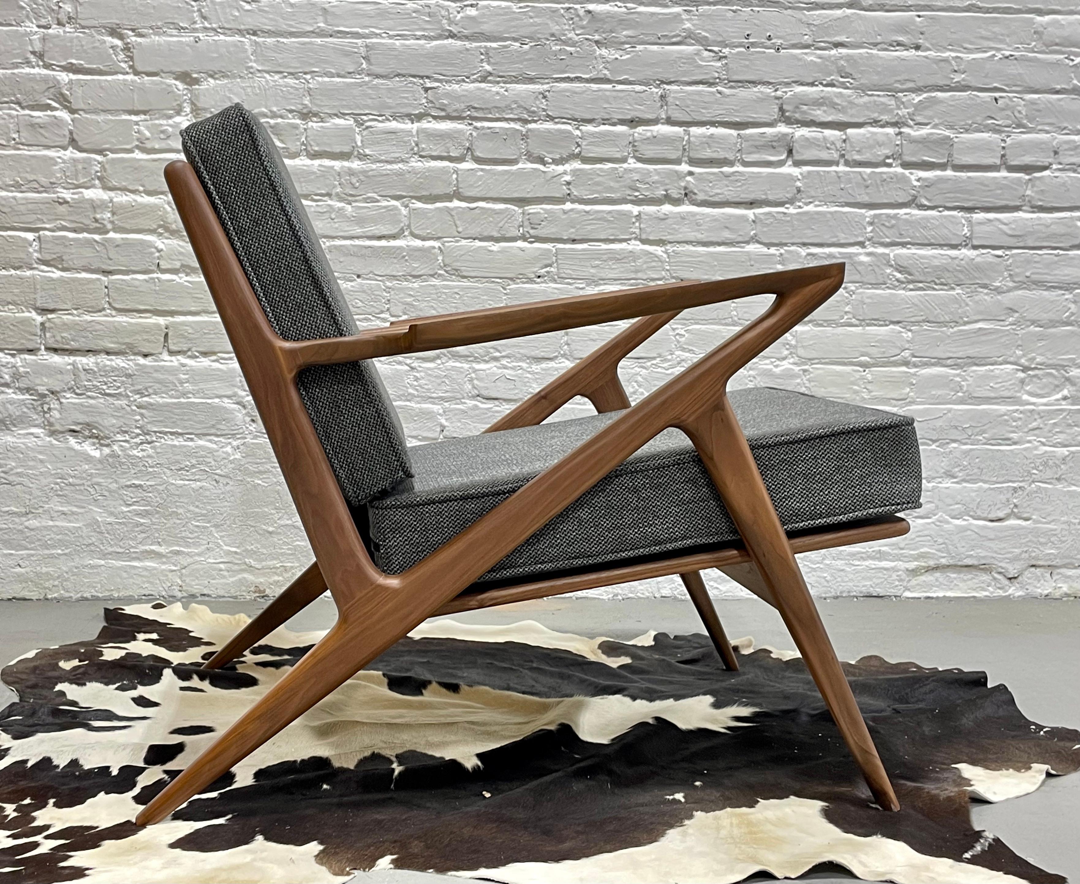 Loungesessel im Stil des Mid Century Modern, in aufwändiger Handarbeit aus massivem amerikanischem Nussbaumholz gefertigt und gestaltet. Dieser unglaubliche Stuhl bietet eine Fülle von Designdetails wie skulpturale Armlehnen, dreieckige Rückenlatten