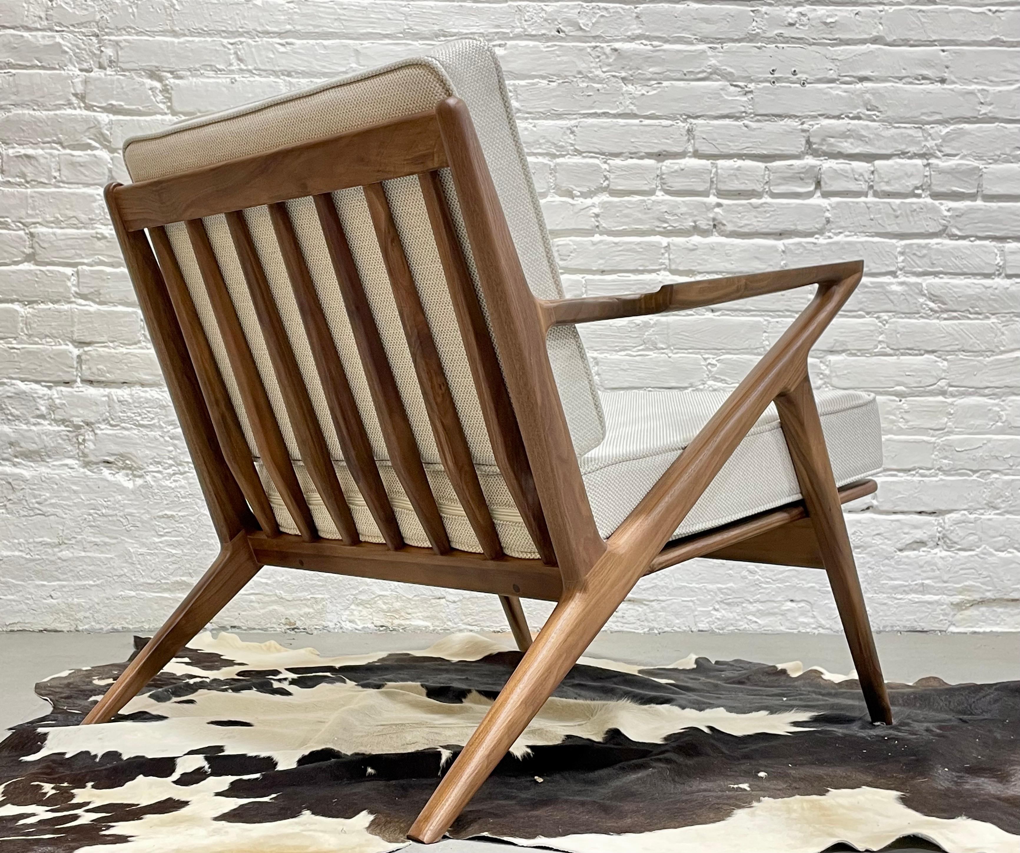 Handcrafted Mid-Century Modern Styled Walnut Lounge Chair (21. Jahrhundert und zeitgenössisch) im Angebot