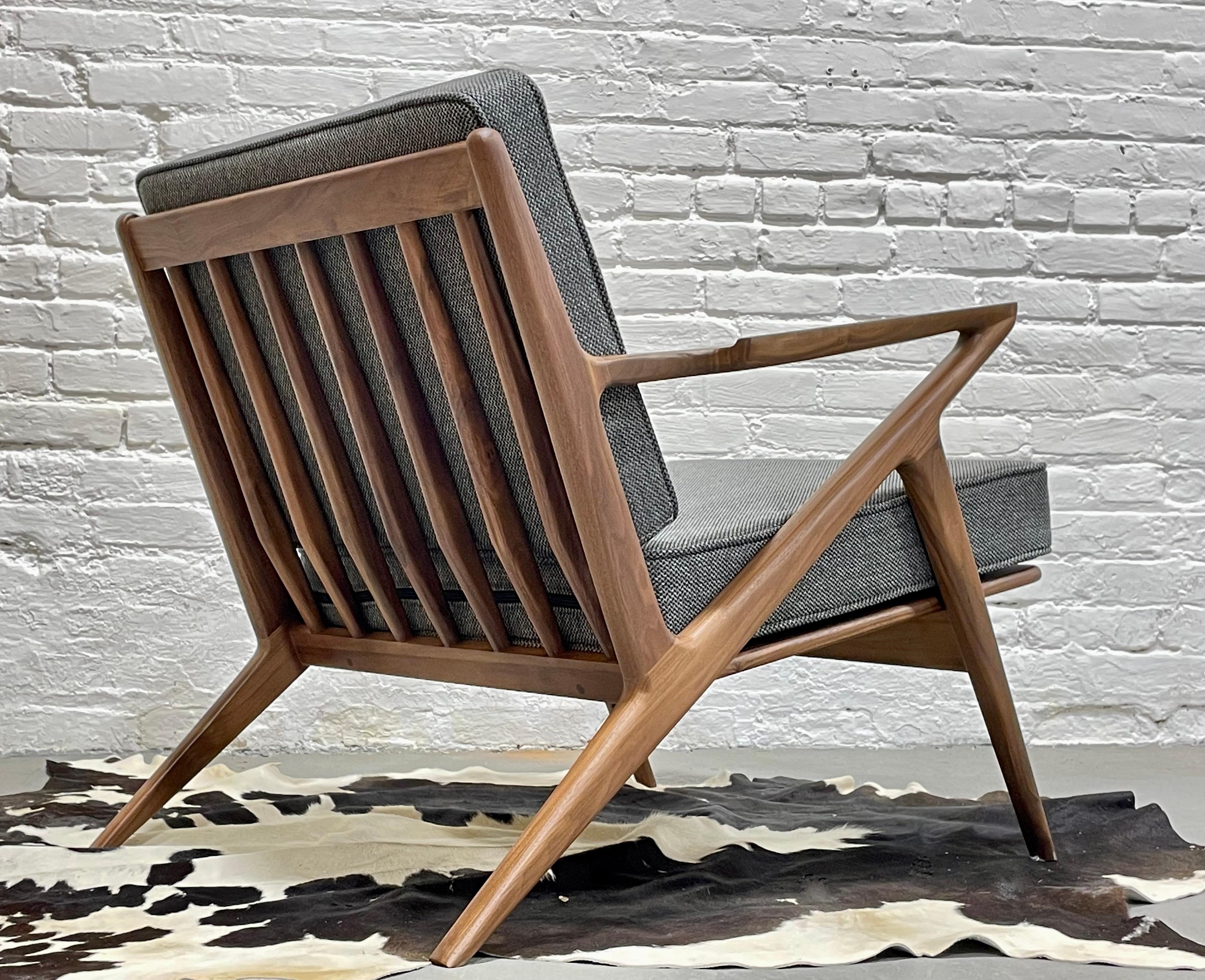 Noyer Chaise de salon en noyer de style moderne du milieu du siècle, fabriquée à la main en vente
