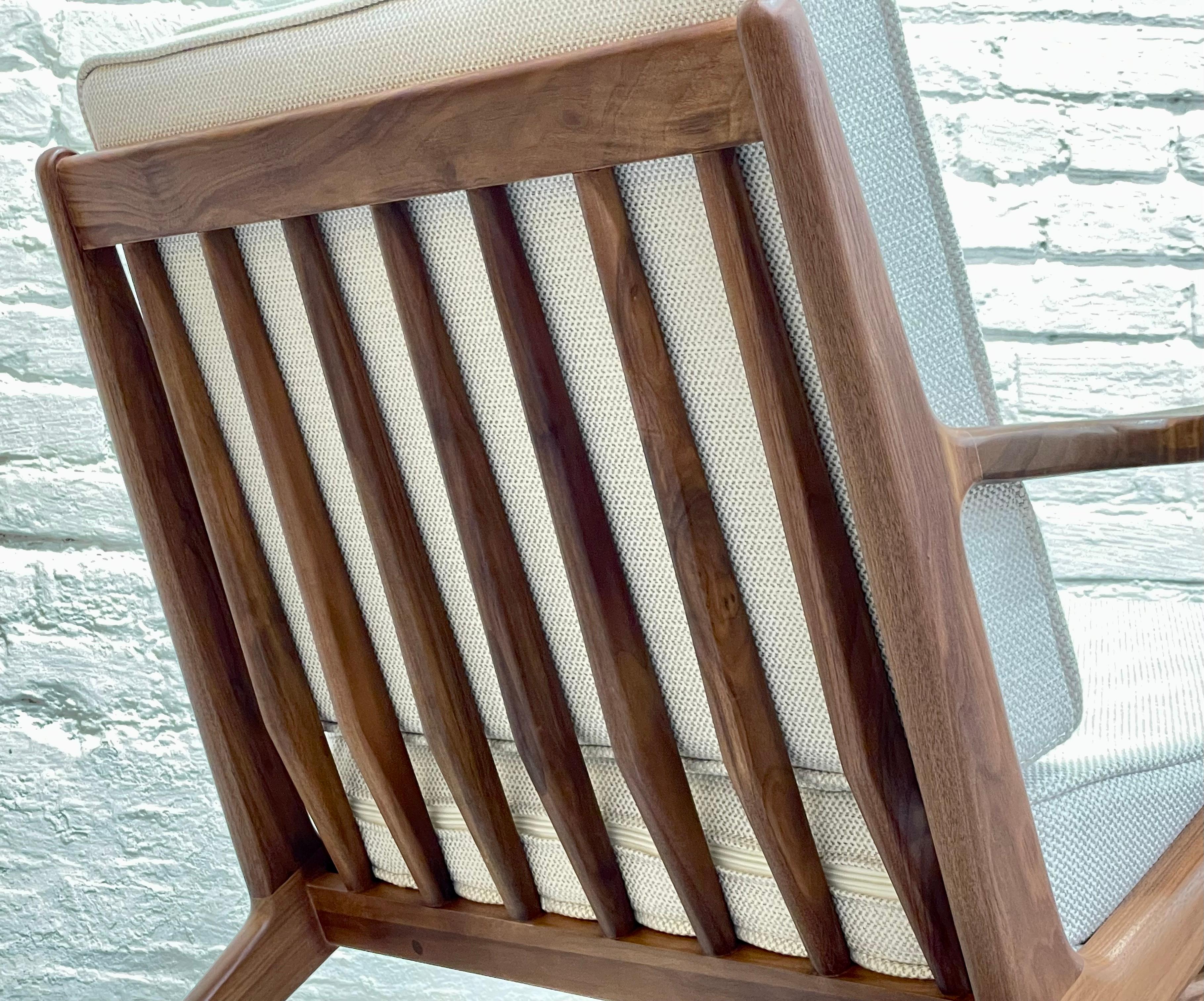 Handcrafted Mid-Century Modern Styled Walnut Lounge Chair (Walnuss) im Angebot