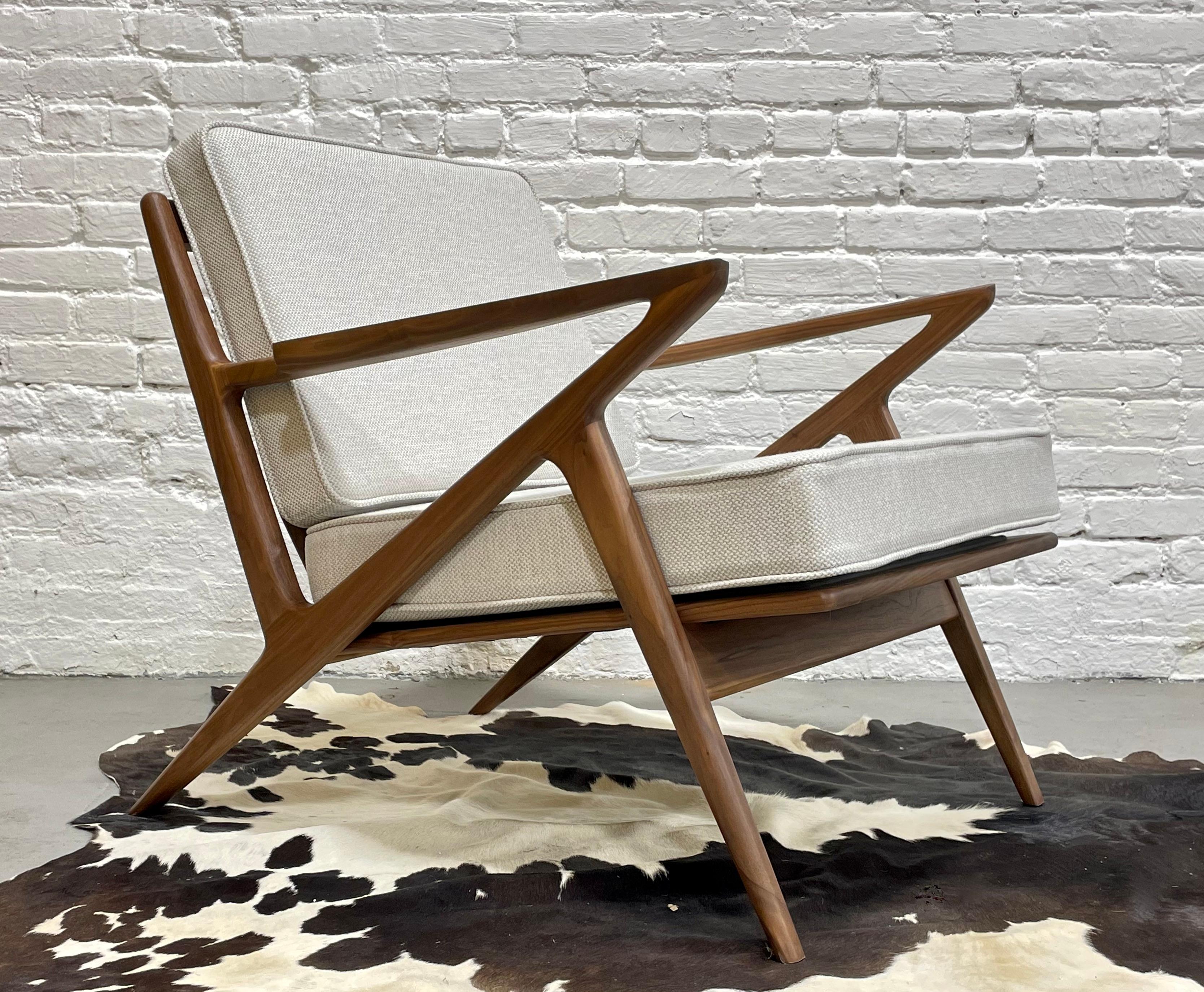 Handcrafted Mid-Century Modern Styled Walnut Lounge Chair im Angebot 1