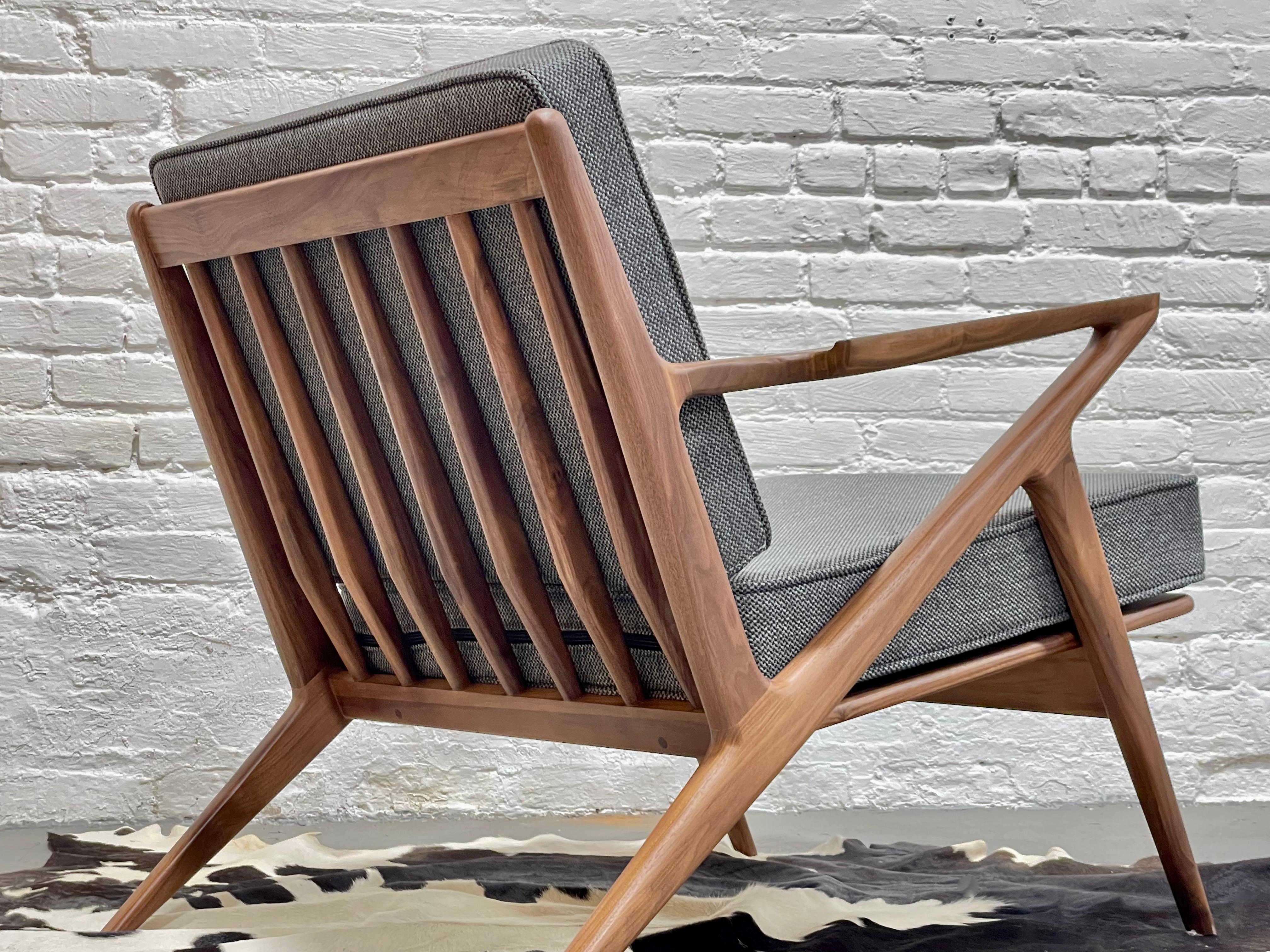 Chaise de salon en noyer de style moderne du milieu du siècle, fabriquée à la main en vente 3