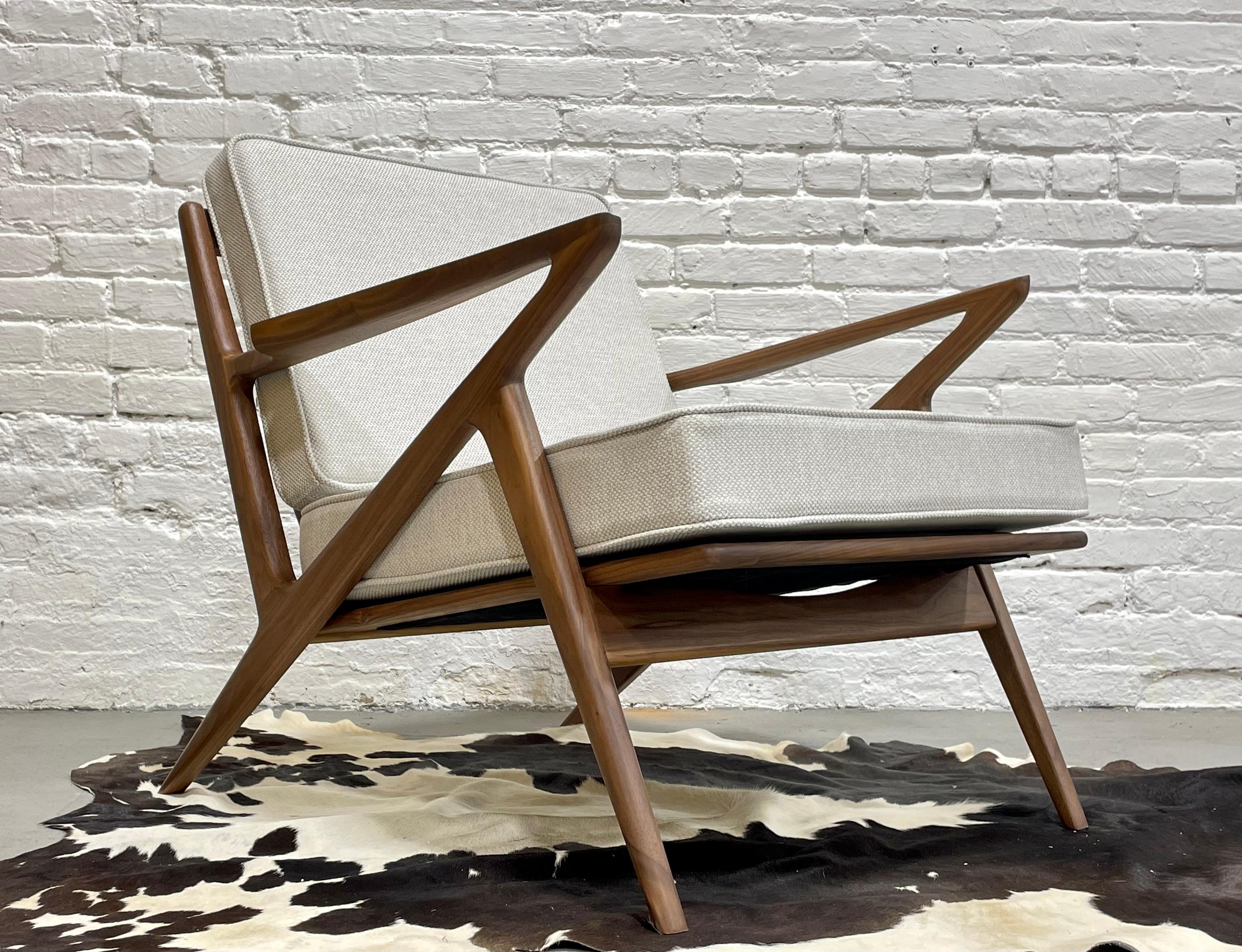 Handcrafted Mid-Century Modern Styled Walnut Lounge Chair im Angebot 3
