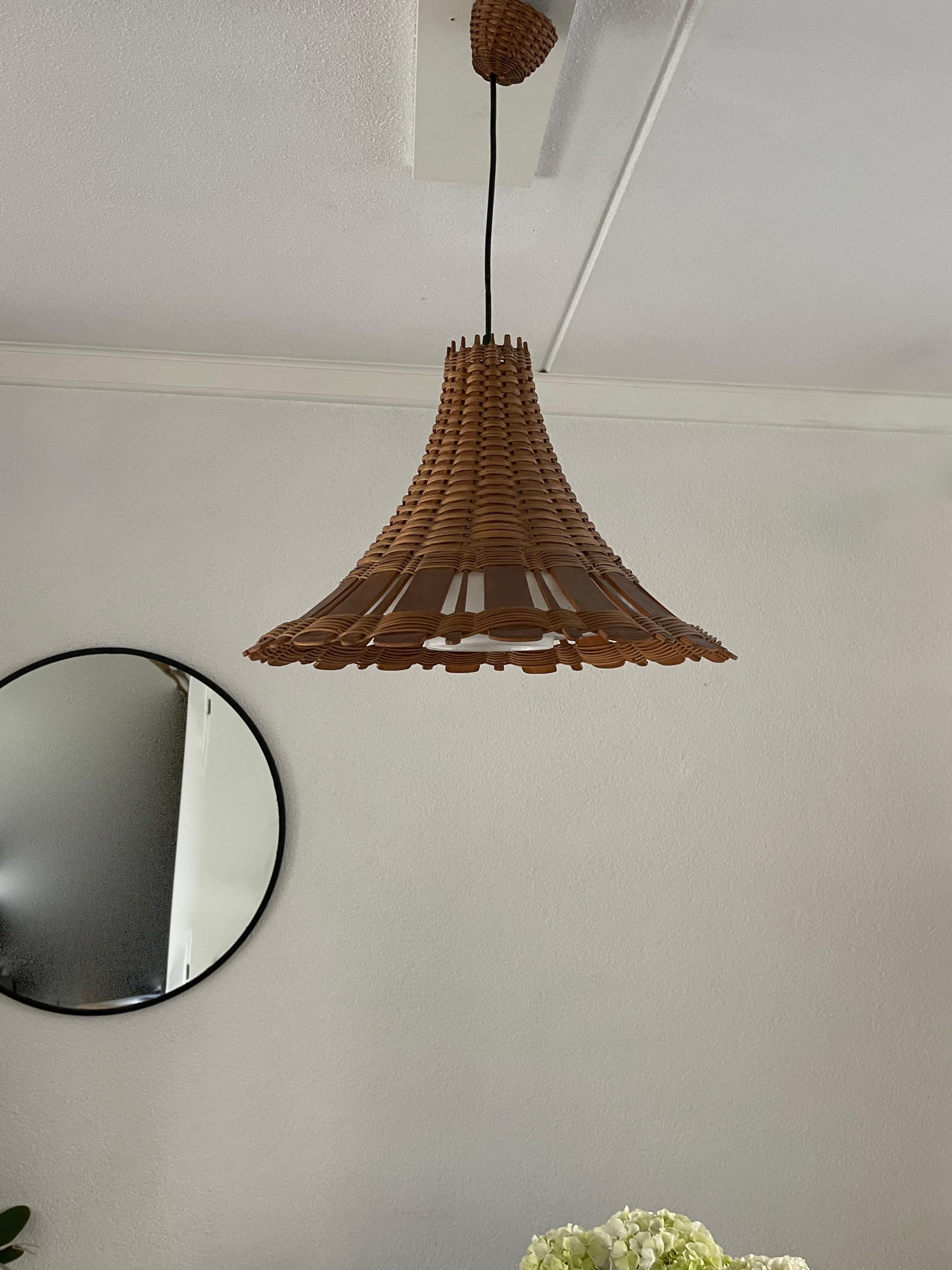 Wonderfully stylish and beautifully crafted, midcentury pendant.

This 1960s pendant is perfect for bringing light to your midcentury, but also to your modern day kitchen table, living room, writing table etc. This fixture is made of a beautifully