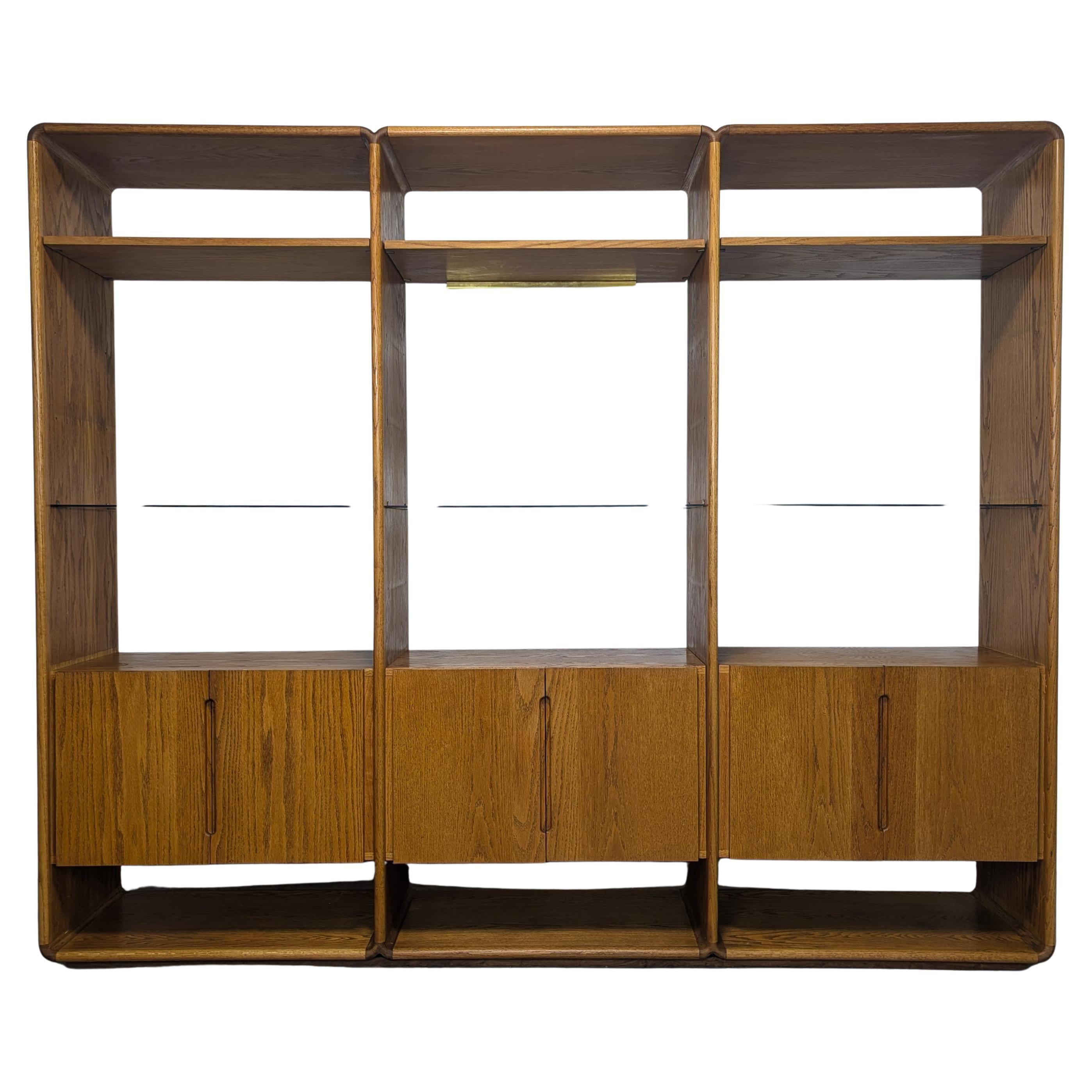 Armoire murale à trois baies en Oak du milieu du siècle, fabriquée à la main par Lou Hodges, 1979