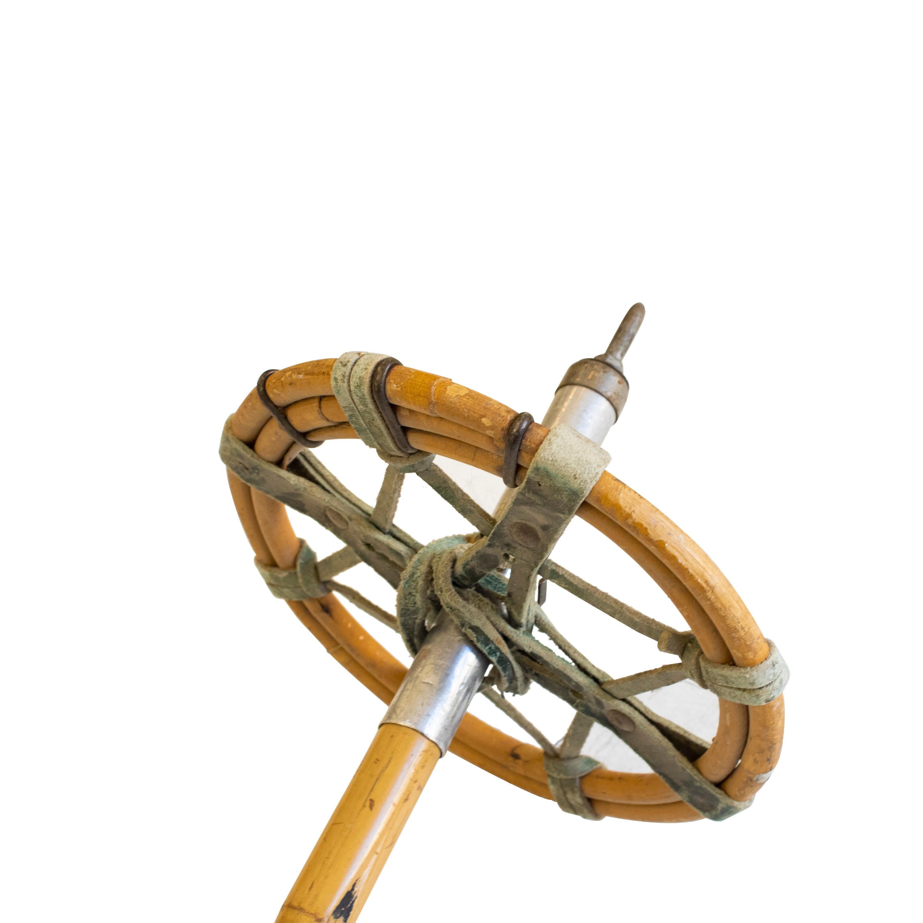 Ensemble de ski en bois du milieu du siècle avec piétons de ski, fabriqué à la main, Suisse, 1940 1