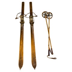 Ensemble de ski en bois du milieu du siècle avec piétons de ski, fabriqué à la main, Suisse, 1940