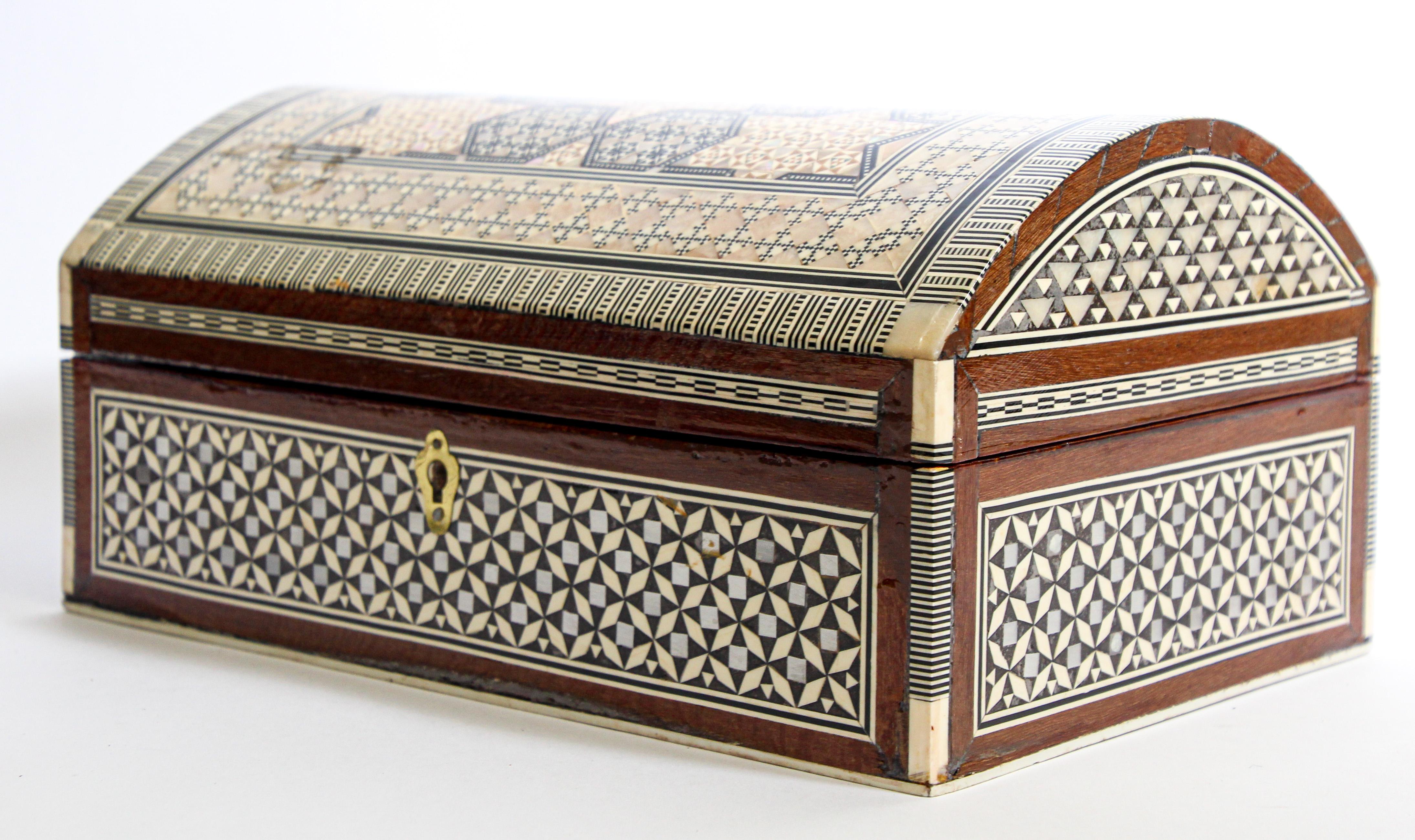 Handcrafted Middle Eastern Sadeli Schmuckkästchen (Maurisch) im Angebot