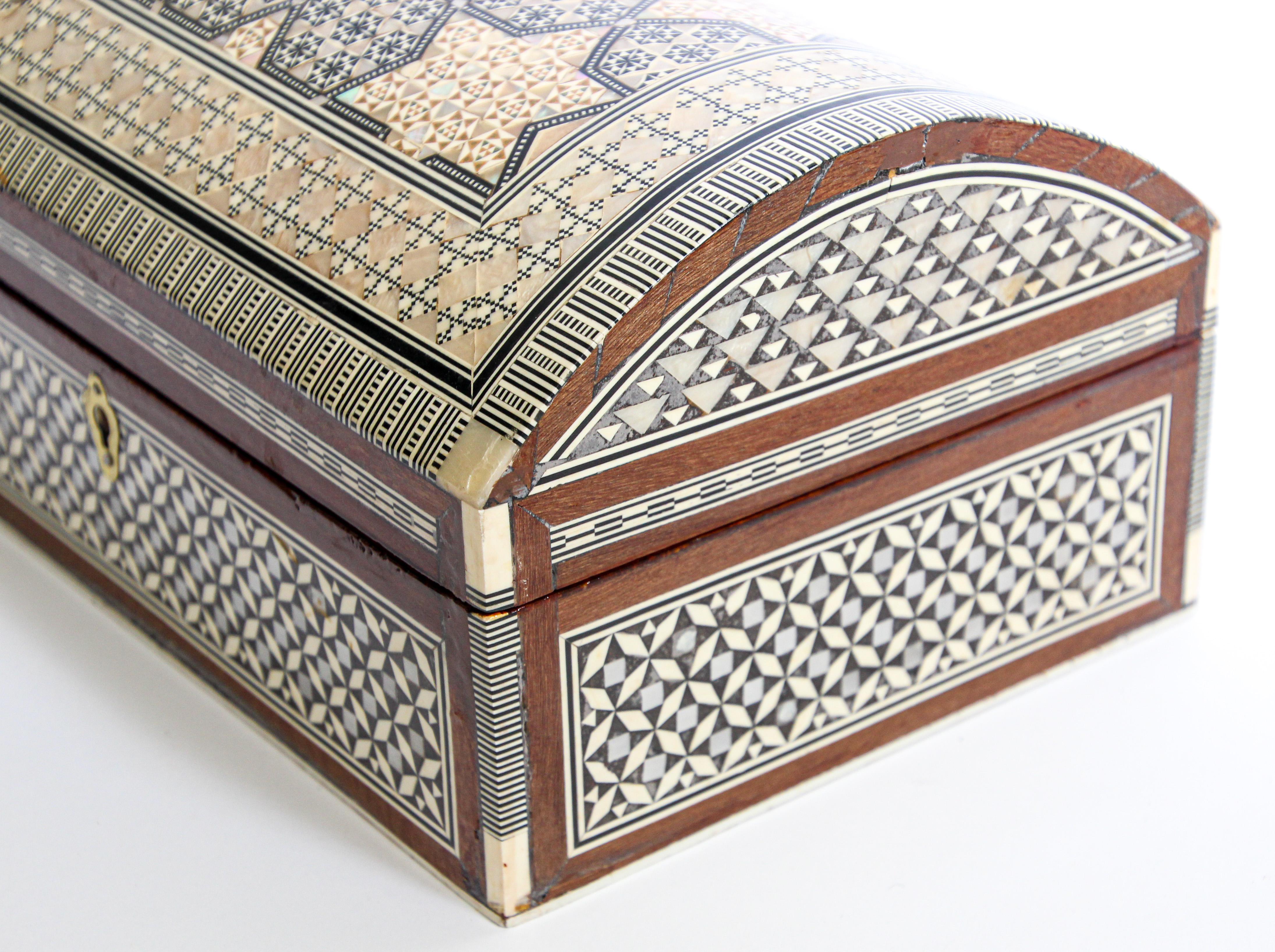 Handcrafted Middle Eastern Sadeli Schmuckkästchen (Ägyptisch) im Angebot