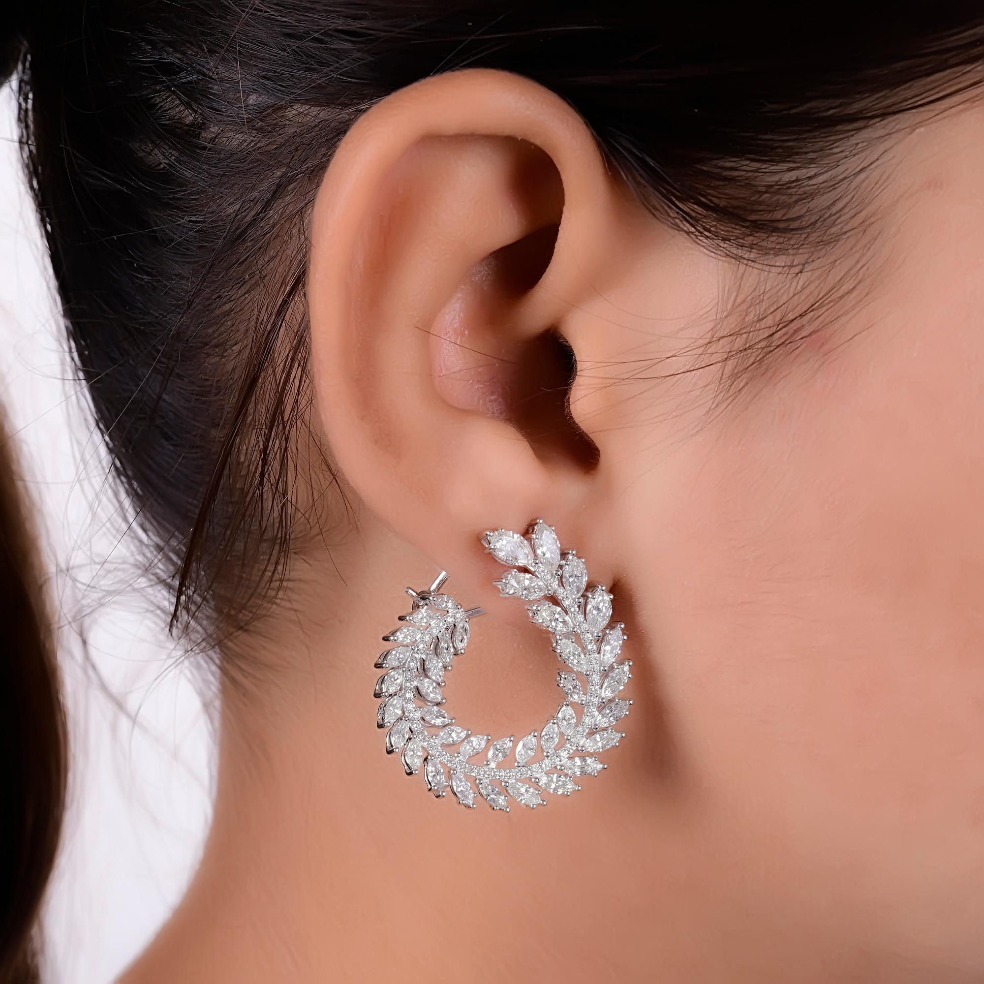 Handgefertigte Marquise Cut 5.59Ct Diamond C-Hoop Ohrringe 14K Solid White Gold
Diese atemberaubenden Ohrringe fangen die zarte Schönheit von Blättern in einem raffinierten, kreisförmigen Kranzdesign ein. Die handgefertigten Ohrringe aus