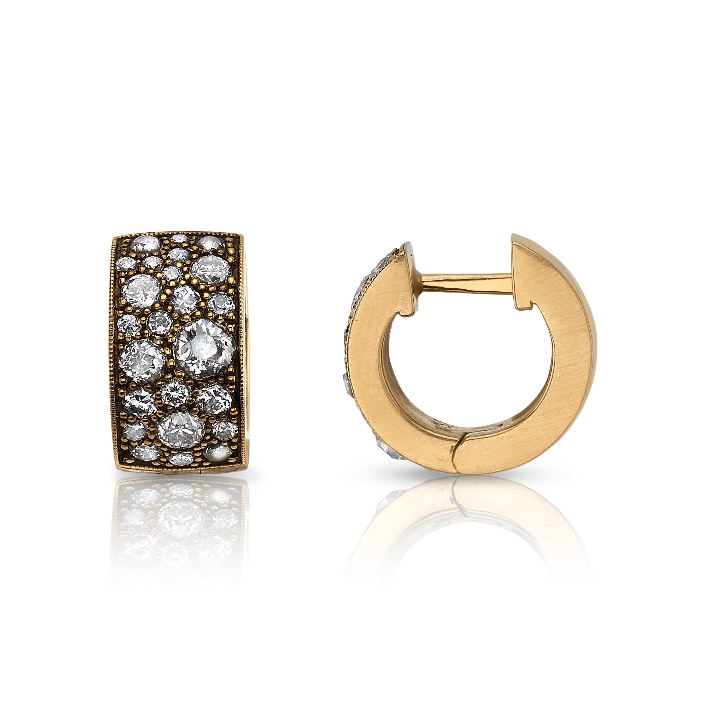 Circa 1,40ctw - 1,60ctw di diamanti taglio vecchio e taglio brillante rotondo incastonati in orecchini huggie in oro giallo 18k realizzati a mano. Il prezzo può variare in base al peso del diamante. 

Disponibile con finitura ossidata o lucida, si