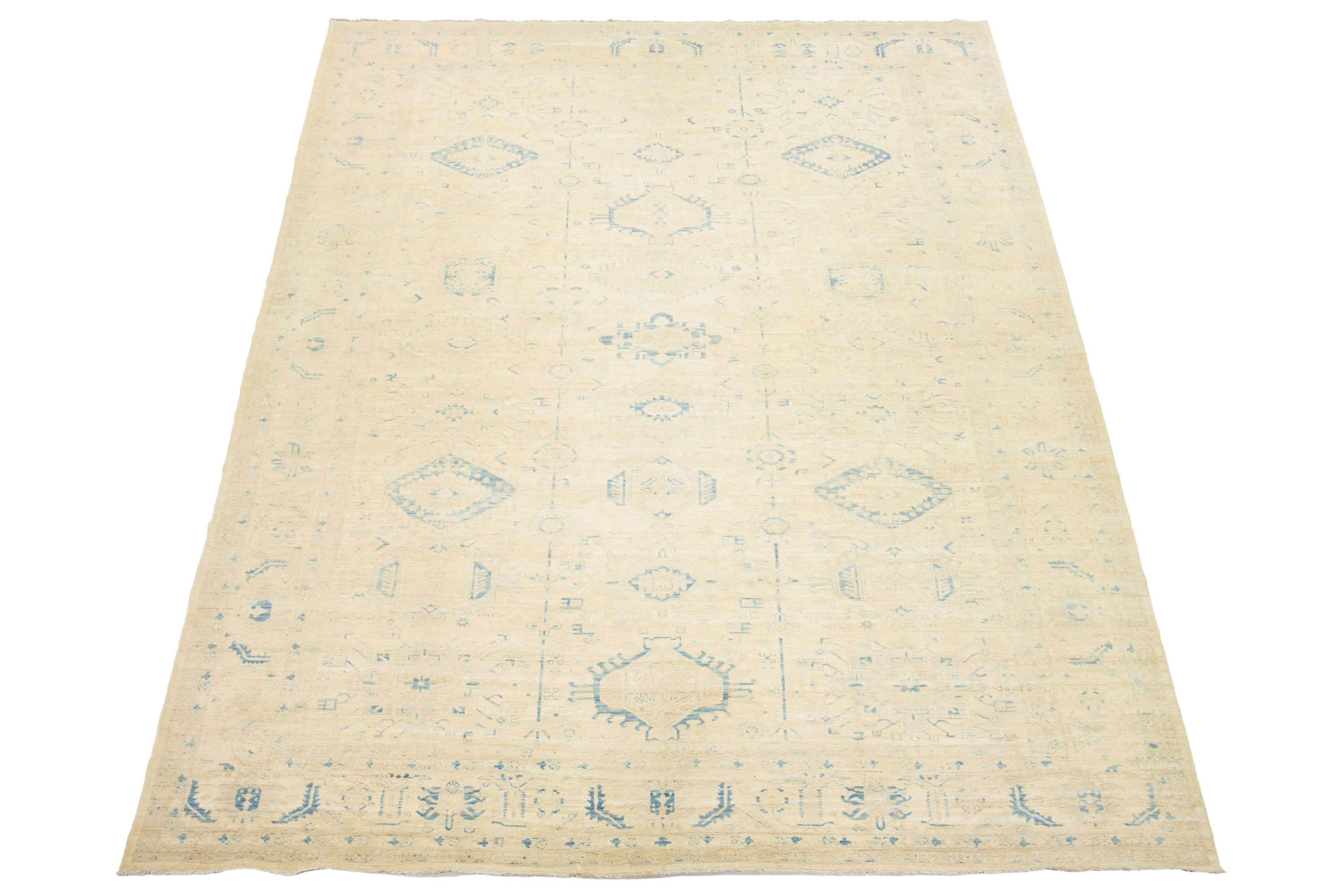 Verschönern Sie Ihren Raum mit diesem exquisit gestalteten, übergroßen Wollteppich in einem zeitlosen Beigeton, der in sorgfältiger Handarbeit gefertigt wurde. Der moderne Khotan verbindet zeitgenössische Eleganz mit handwerklicher Tradition und ist