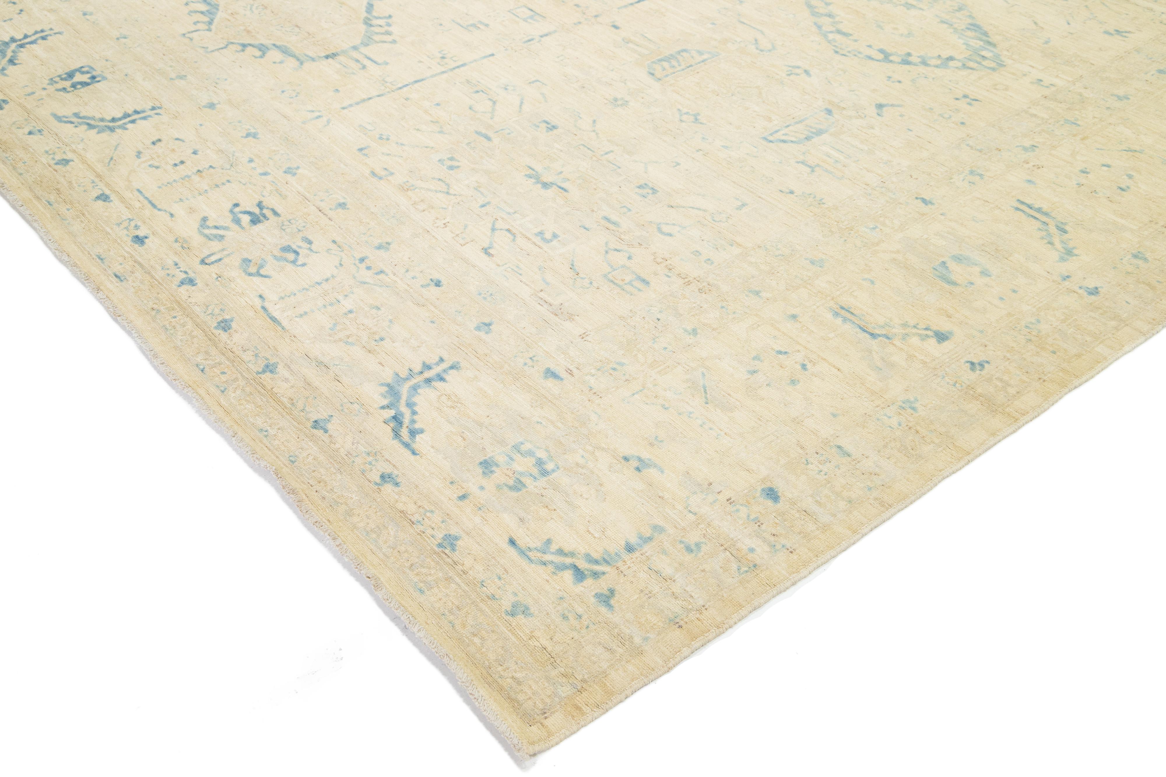 Handgefertigter moderner übergroßer Khotan-Wollteppich in Beige (Afghanisch) im Angebot