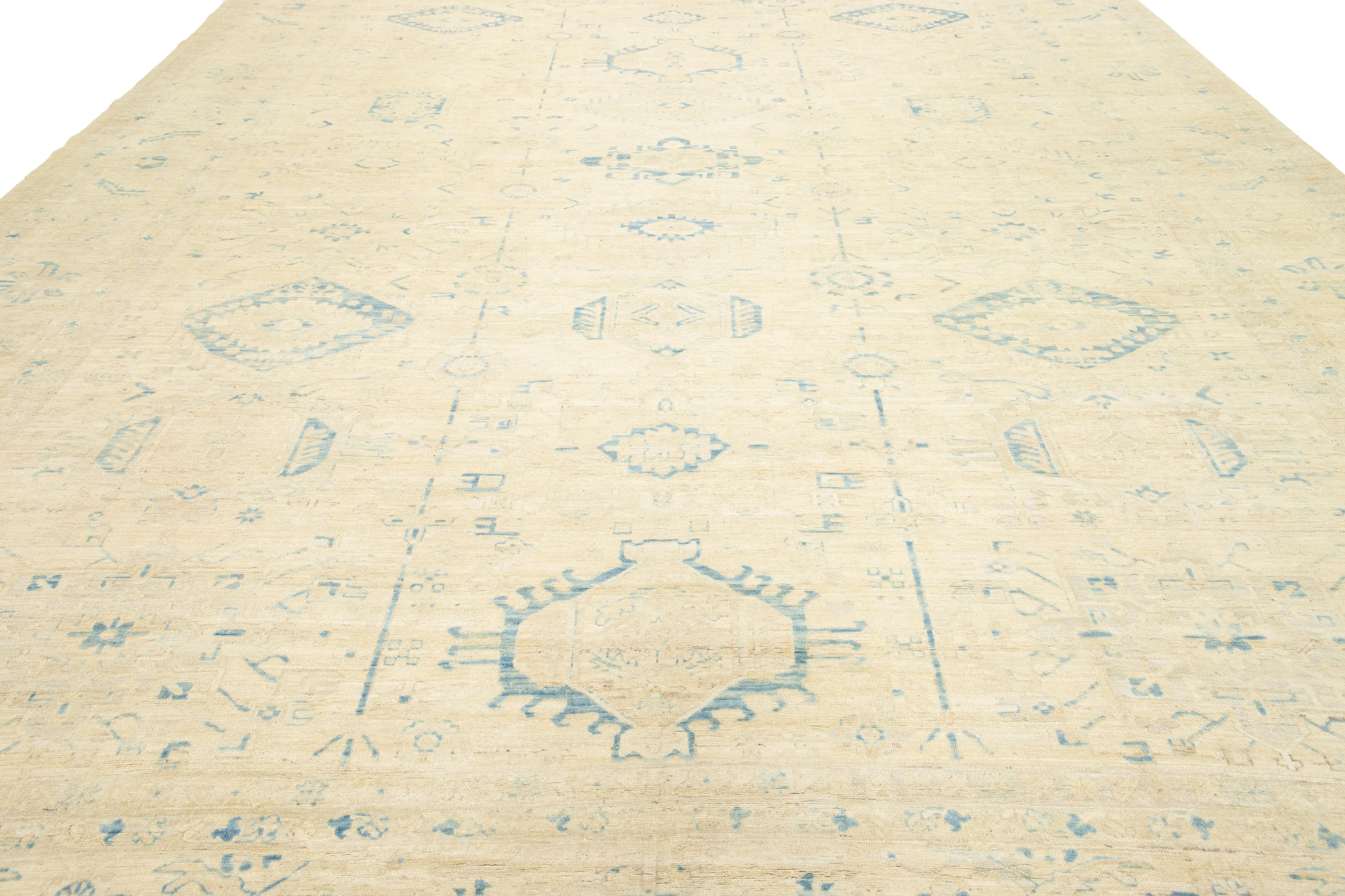 Handgefertigter moderner übergroßer Khotan-Wollteppich in Beige im Angebot 2
