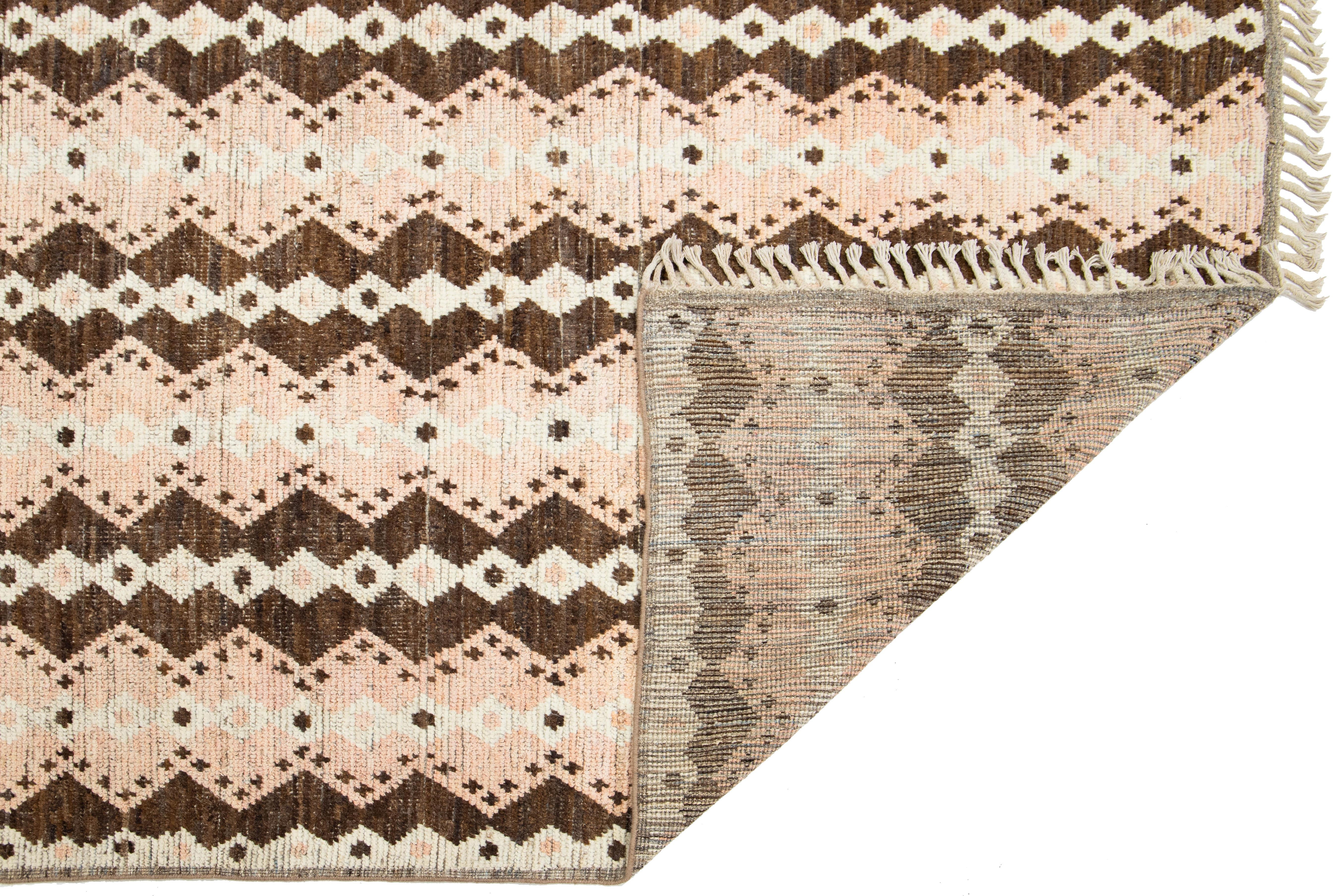 Moderne Tapis en laine de style marocain moderne, fabriqué à la main, à motifs géométriques de couleur pêche et marron en vente