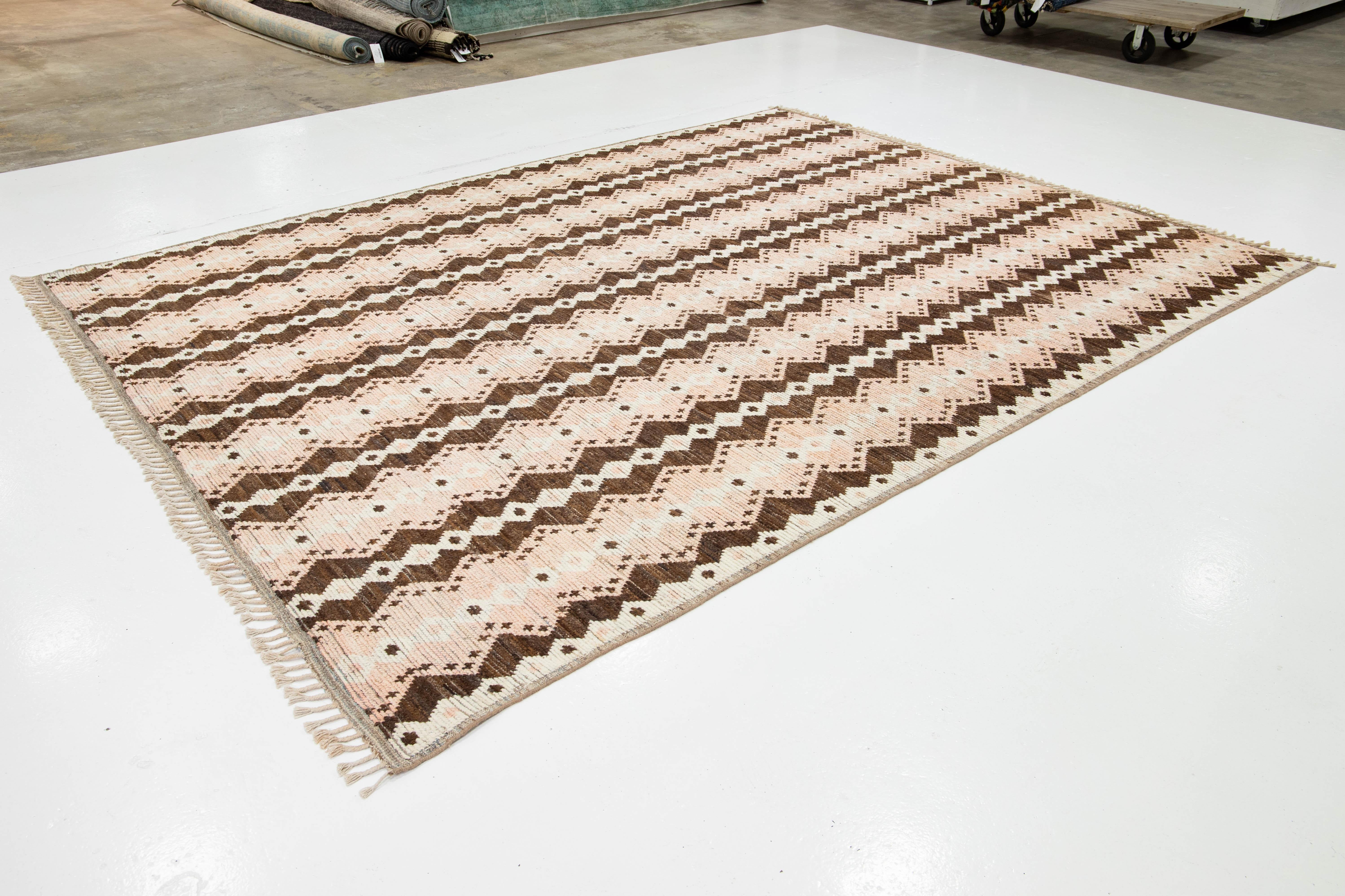 Afghan Tapis en laine de style marocain moderne, fabriqué à la main, à motifs géométriques de couleur pêche et marron en vente