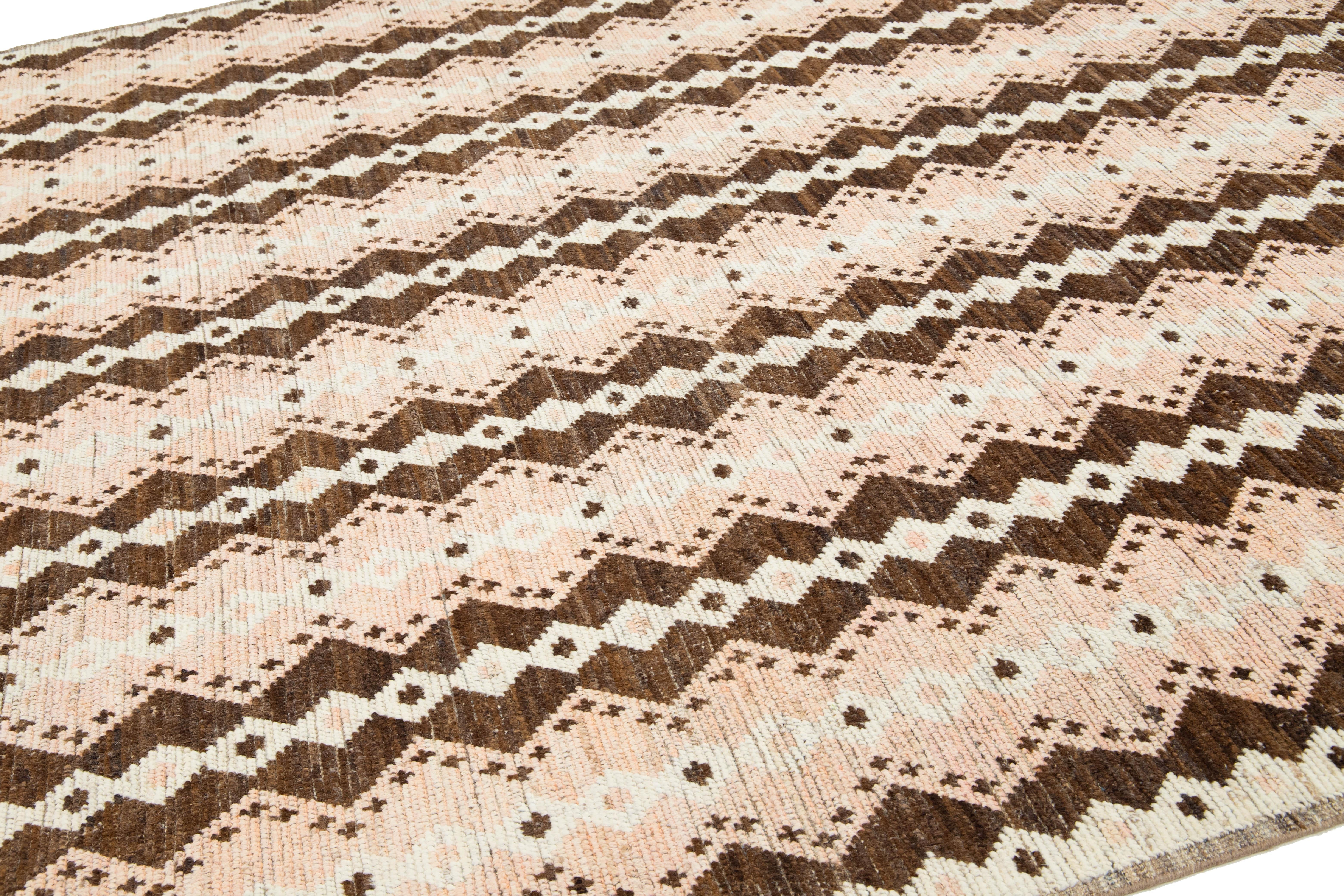 Noué à la main Tapis en laine de style marocain moderne, fabriqué à la main, à motifs géométriques de couleur pêche et marron en vente