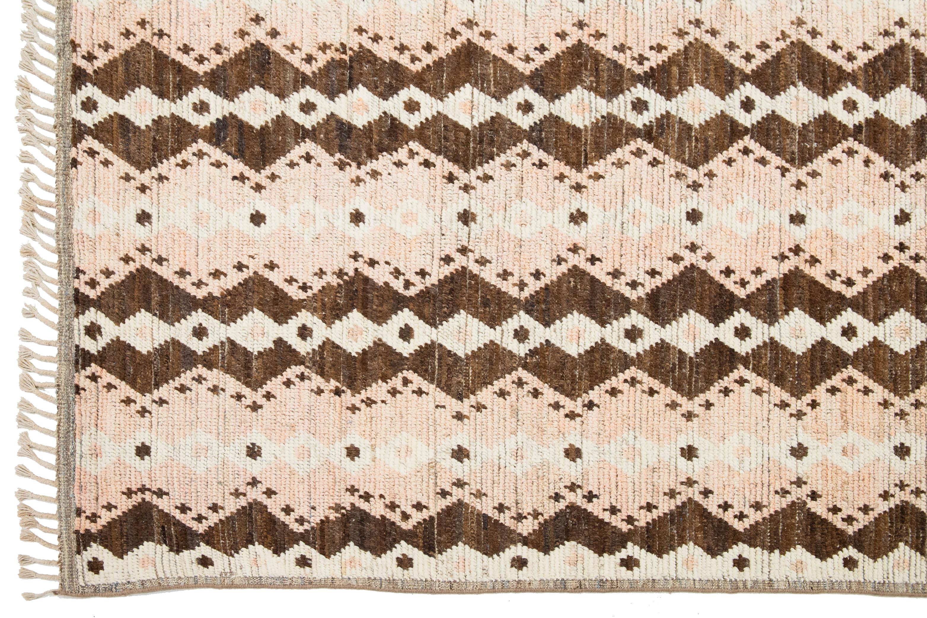 XXIe siècle et contemporain Tapis en laine de style marocain moderne, fabriqué à la main, à motifs géométriques de couleur pêche et marron en vente