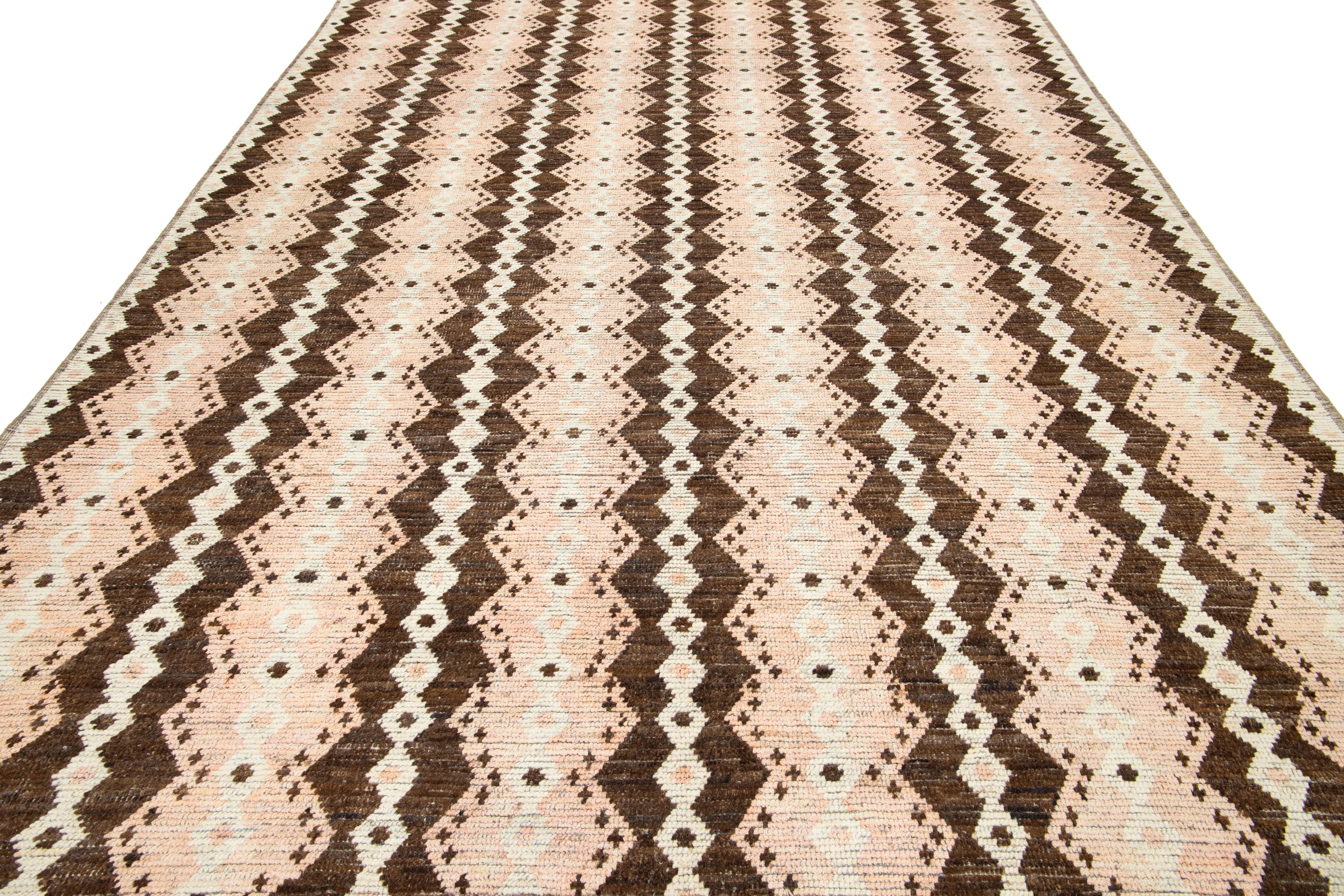 Laine Tapis en laine de style marocain moderne, fabriqué à la main, à motifs géométriques de couleur pêche et marron en vente