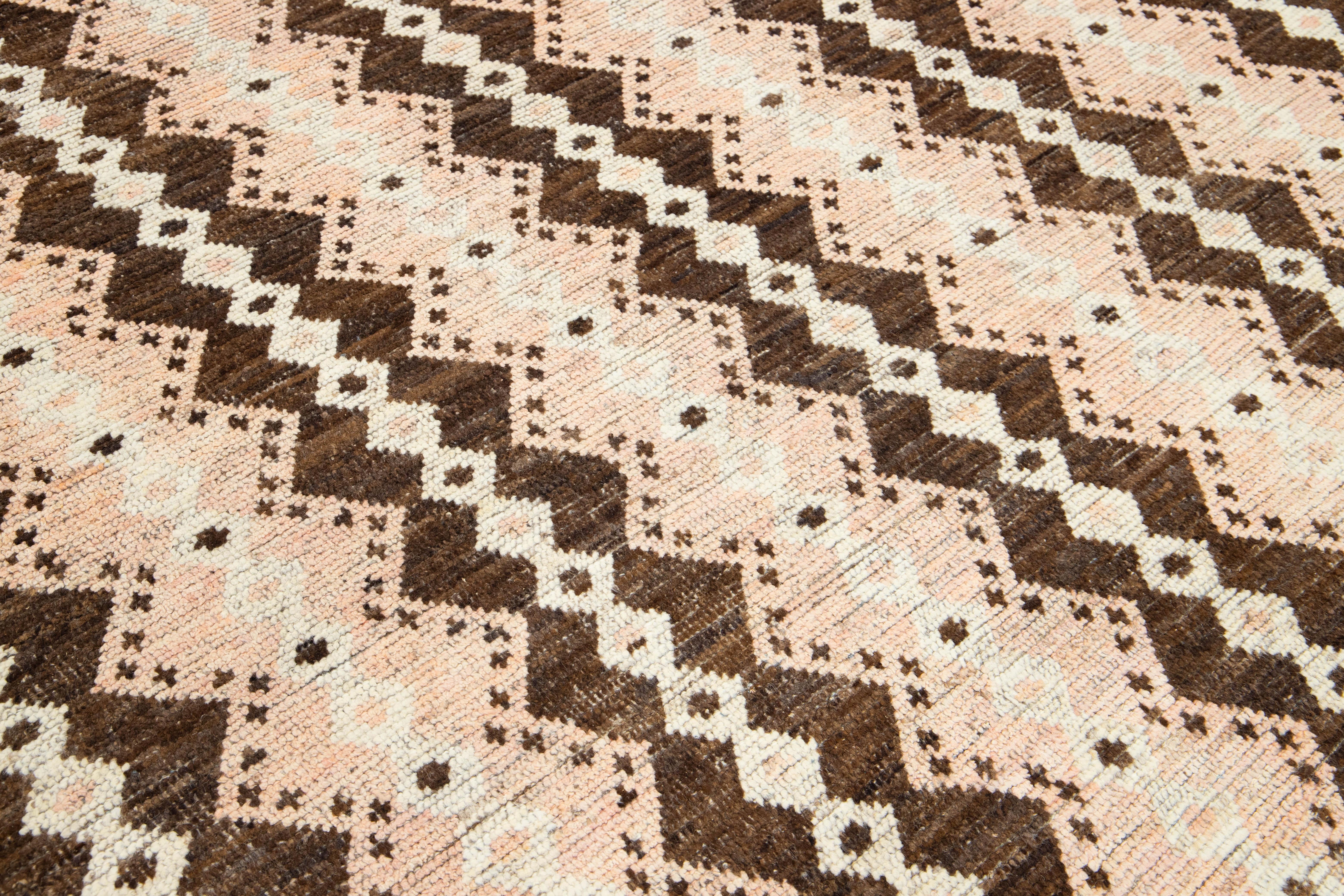 Tapis en laine de style marocain moderne, fabriqué à la main, à motifs géométriques de couleur pêche et marron en vente 1