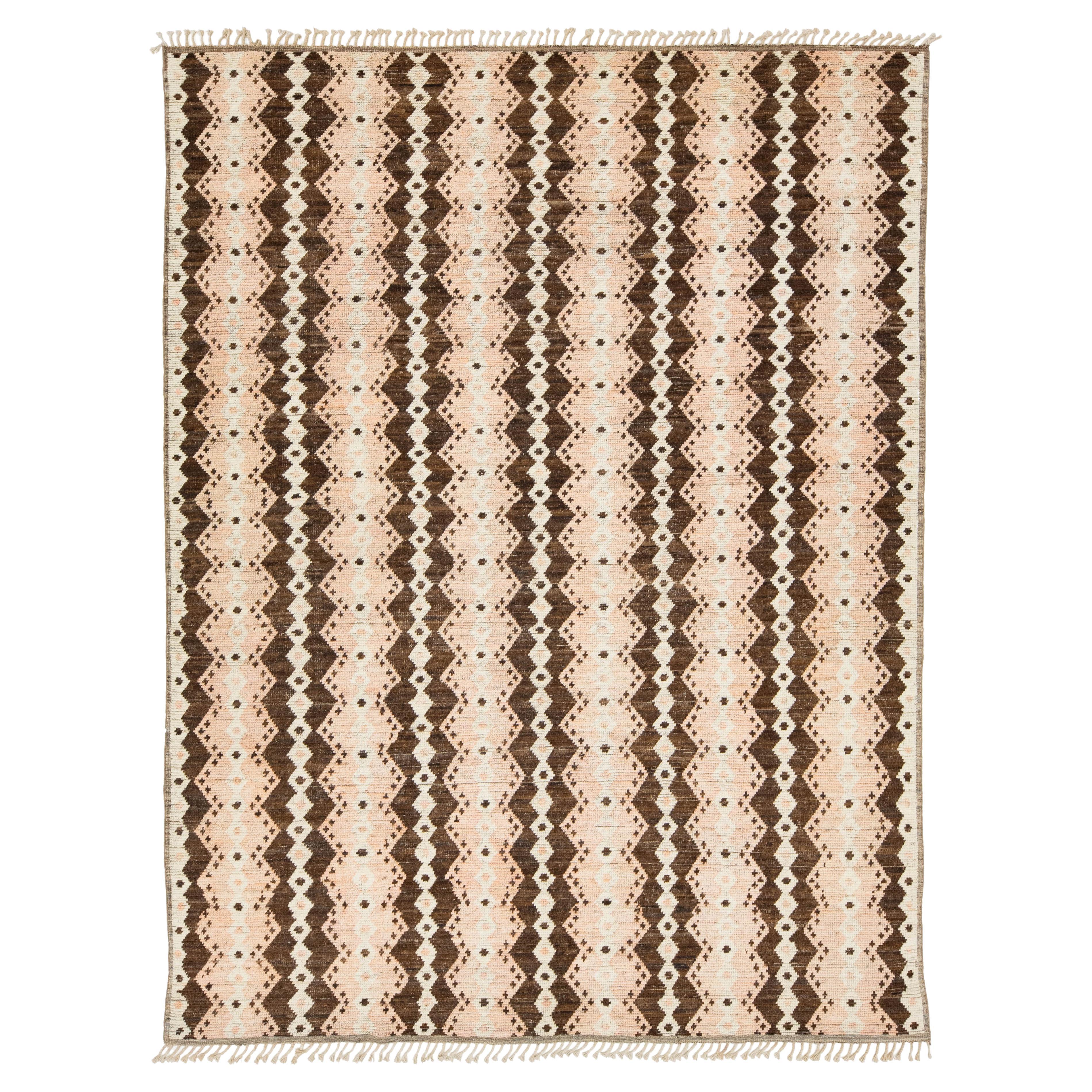 Tapis en laine de style marocain moderne, fabriqué à la main, à motifs géométriques de couleur pêche et marron en vente
