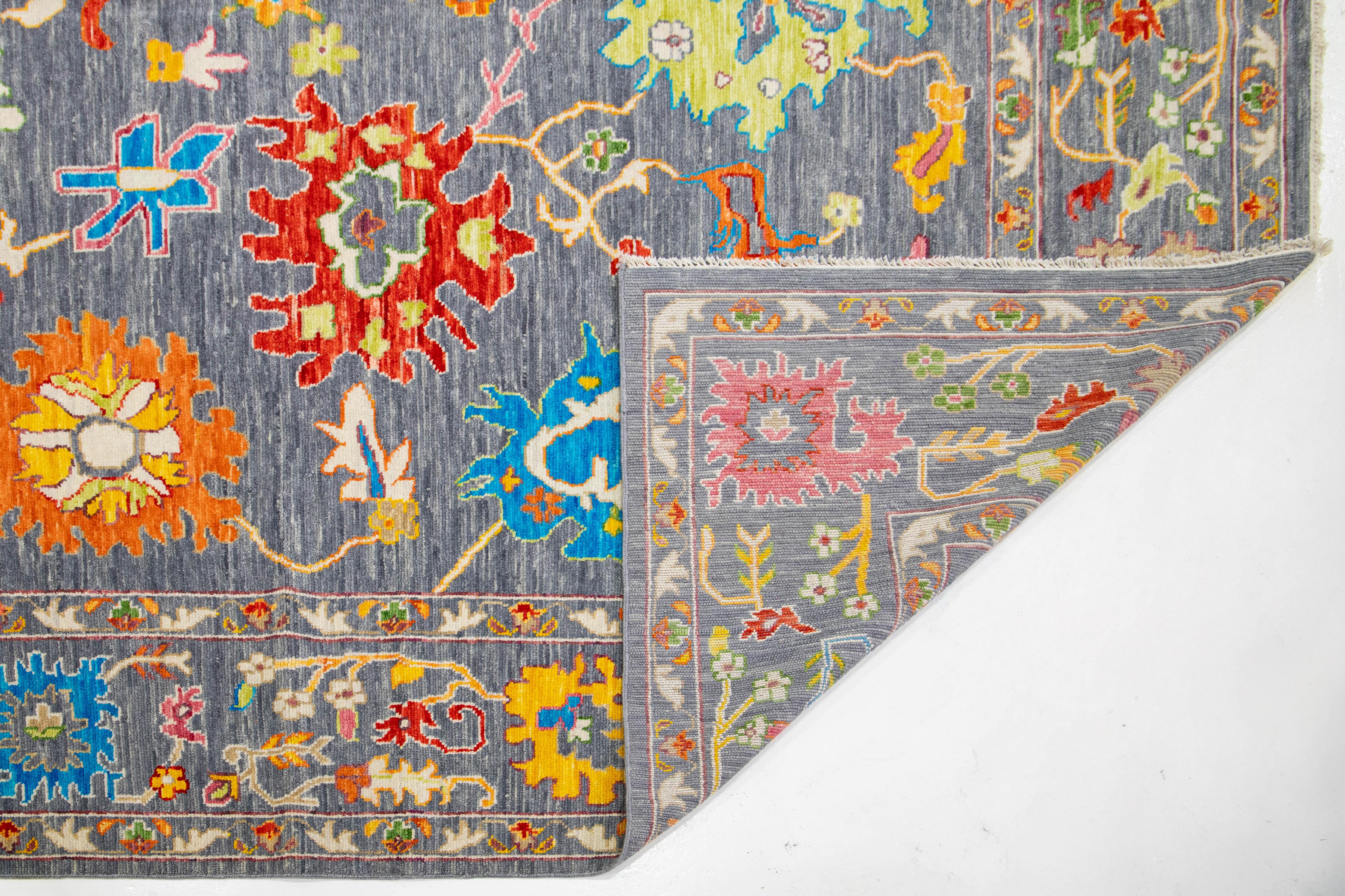 Indien HandCrafted Modern Oushak Style Gray Wool Rug with Multicolored Floral en vente