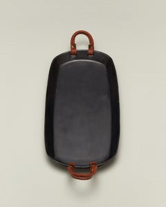 Handgefertigtes modernes längliches Tablett aus Porzellan mit Ledergriffen